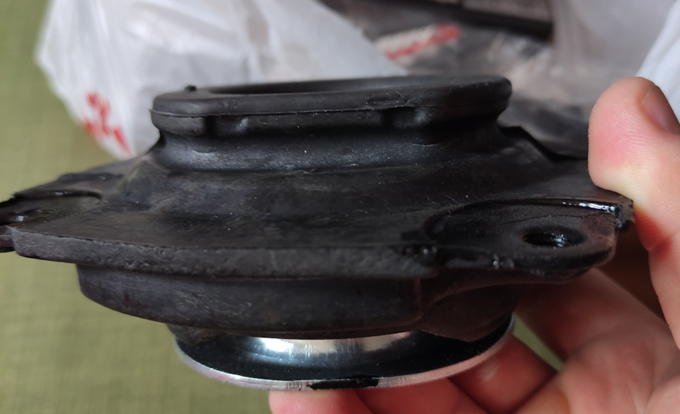 На фото видно, насколько больше тут резины — Nissan Cube II