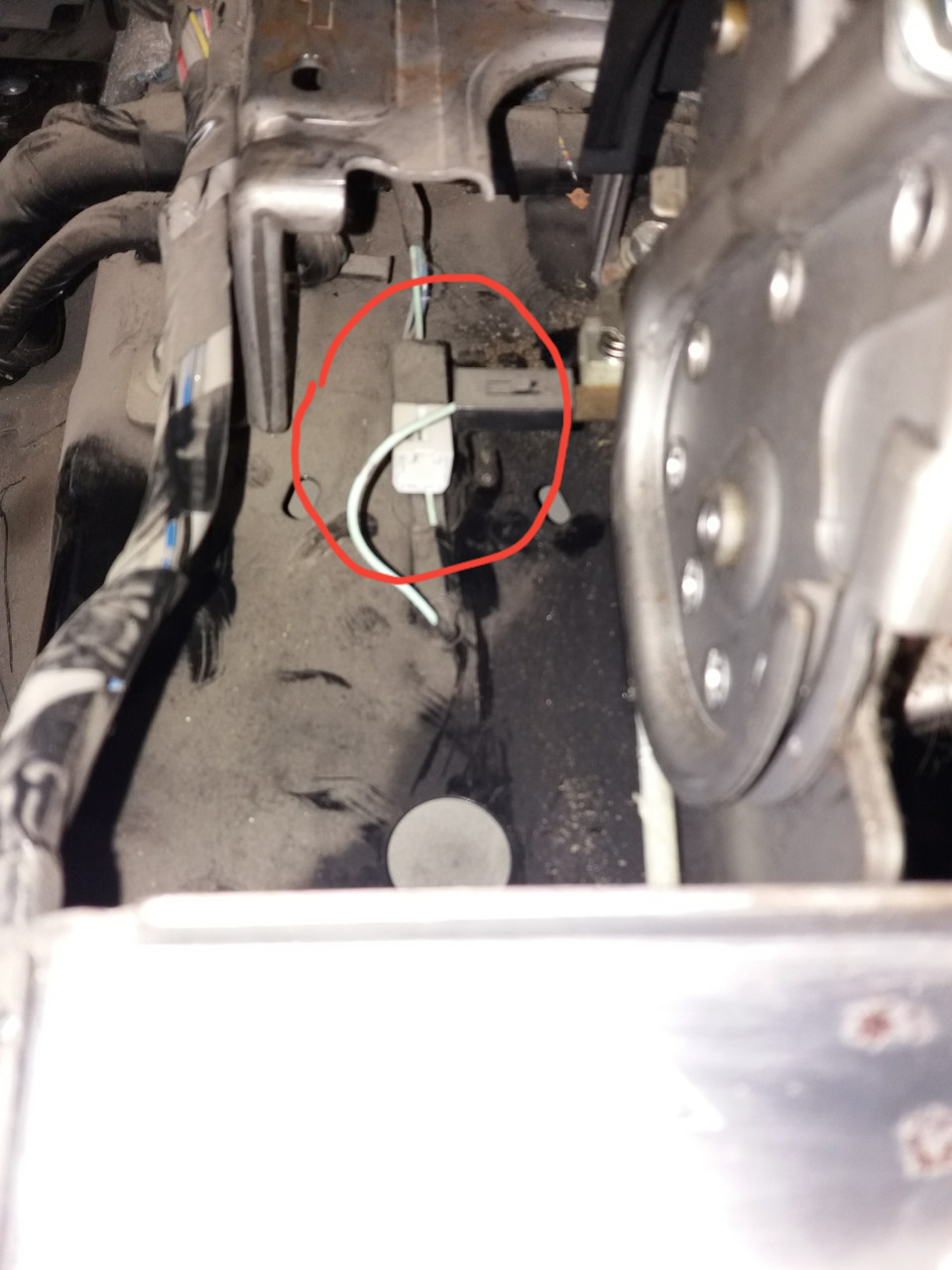 Где находится номер двигателя аутлендер Что за разъем? - Mitsubishi Outlander XL, 3 л, 2007 года аксессуары DRIVE2