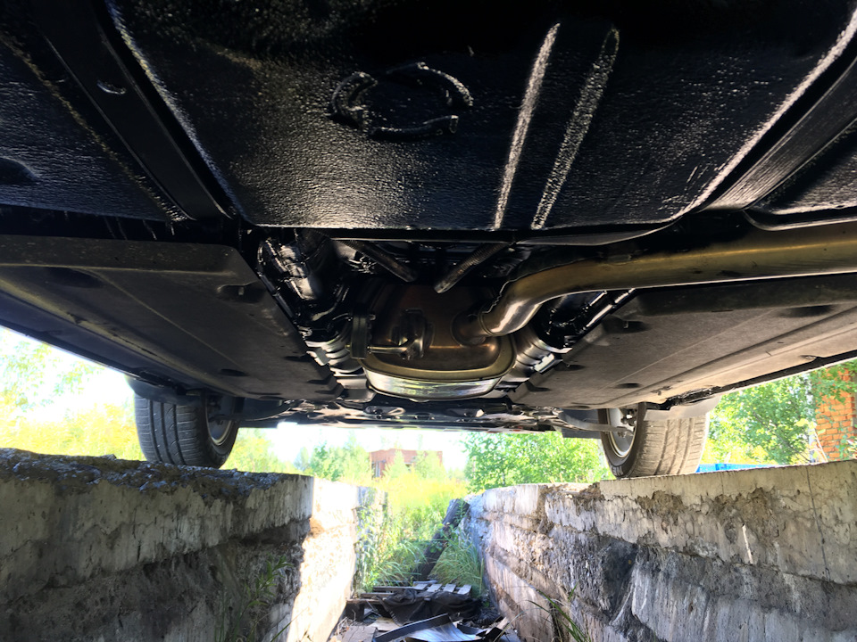 Кожух днища. Накладка днища audi a6 c7. Защита двигателя камаз 6520-1301520. Vag 3c0825272b. Отверстие под крепление подрамника.