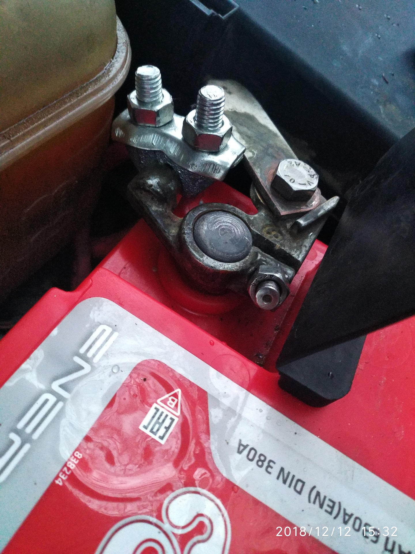 Клемма аккумулятора форд фокус 2. Греется плюсовая клемма причина. Греется плюсовая клемма причина. Плюсовая клемма акб мазда мпв. Предохранитель клеммы ауди.