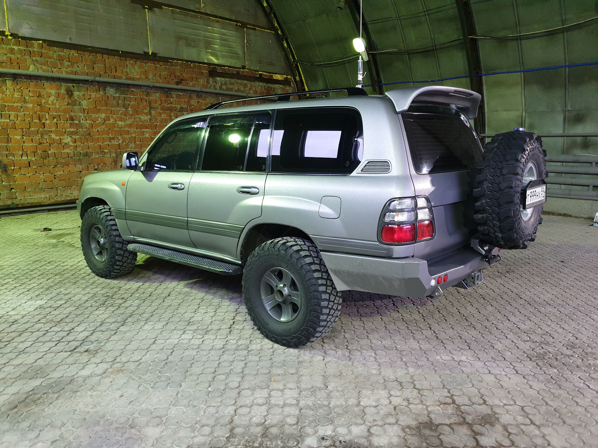 Крузер 100 лифт. Toyota Land Cruiser 100. Toyota Land Cruiser 100 VX Tuning. Toyota Land Cruiser 100 35 колеса. Land Cruiser 100 VX Lift.