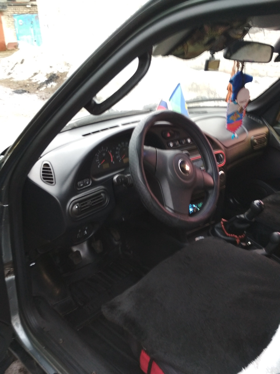 Поручни на передние стойки. — Chevrolet Niva (1G), 1,7 л, 2012 года ...