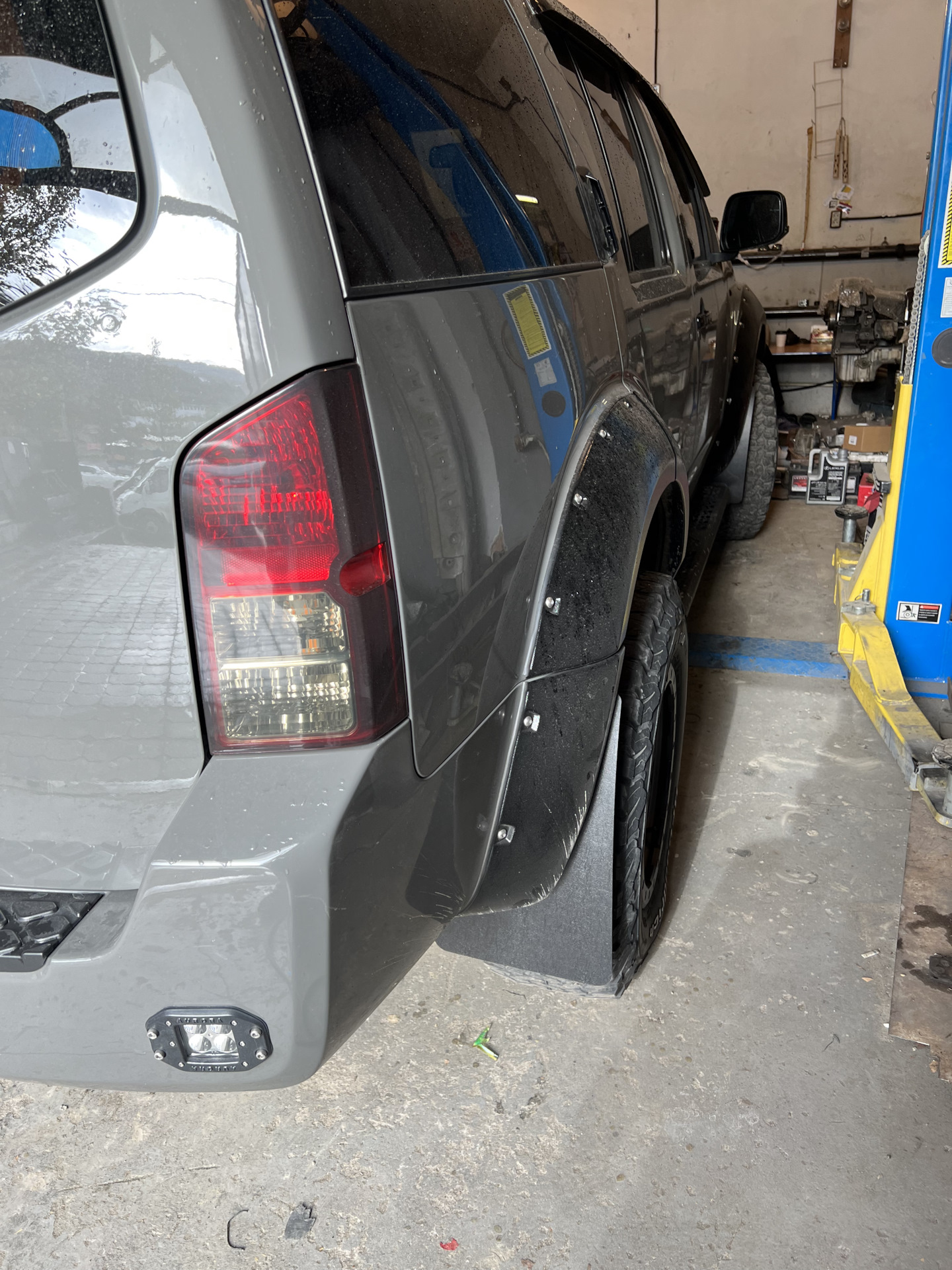 Брызговики — Nissan Pathfinder (3G), 4 л, 2008 года | тюнинг | DRIVE2