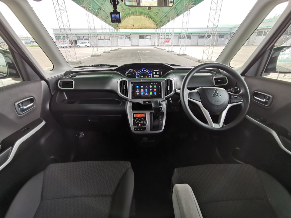 Нереально крутая обзорность и высокий потолок. Изначально создаётся впечатление аквариума, но потом привыкаешь, и чувствуешь себя выше других авто. — Mitsubishi Delica D:2 (1G)