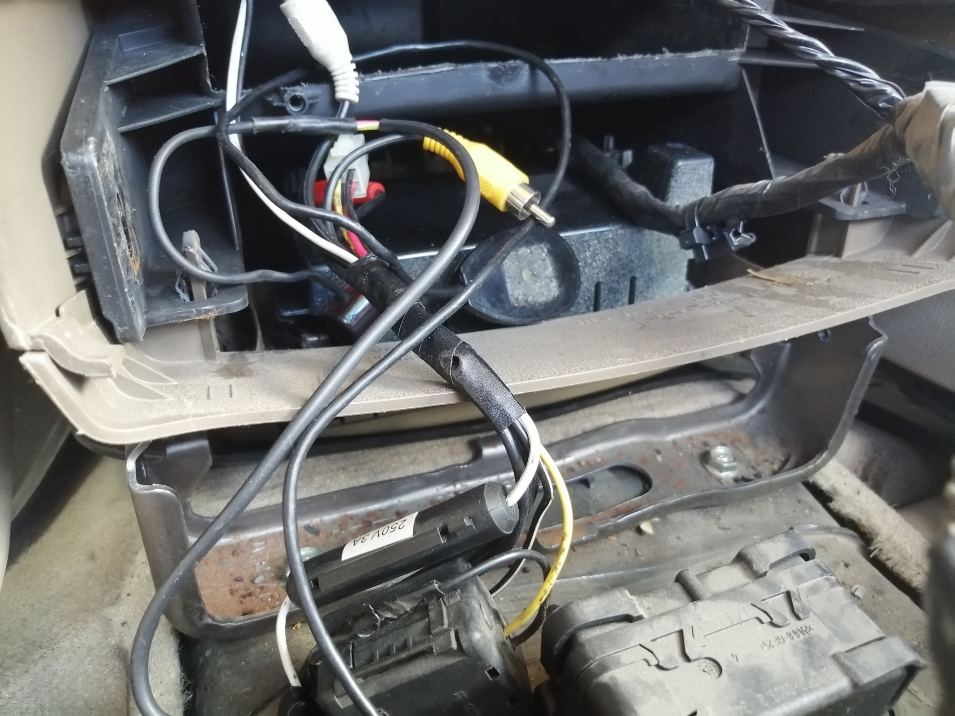 Снятие блока srs. Блок srs toyota rav4. Блок управления srs rav4 2003. Nissan primera 2005 блок esp. Блок srs jeep zj.