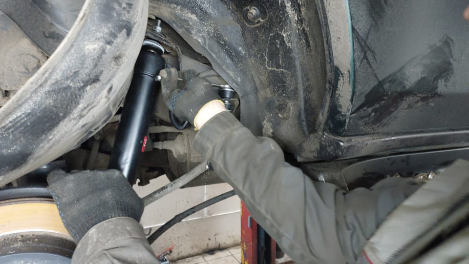 Замена задних амортизаторов, замена сайлентблоков в задних тягах ...