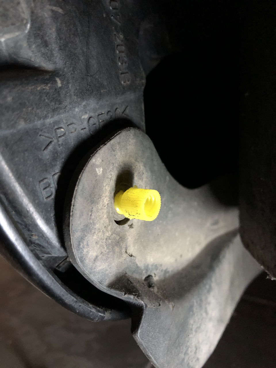 Как починить раздолбанное отверстие под саморез в бампере — Audi A4 (B7 ...