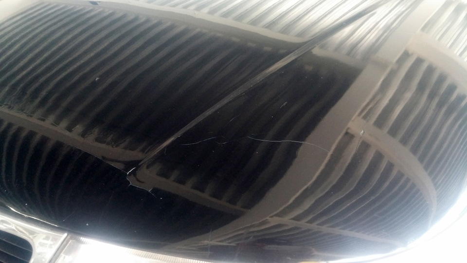 Капот. Видно трещину лкп. Там их на самом деле побольше будет. — Saab 9-5 (1G)