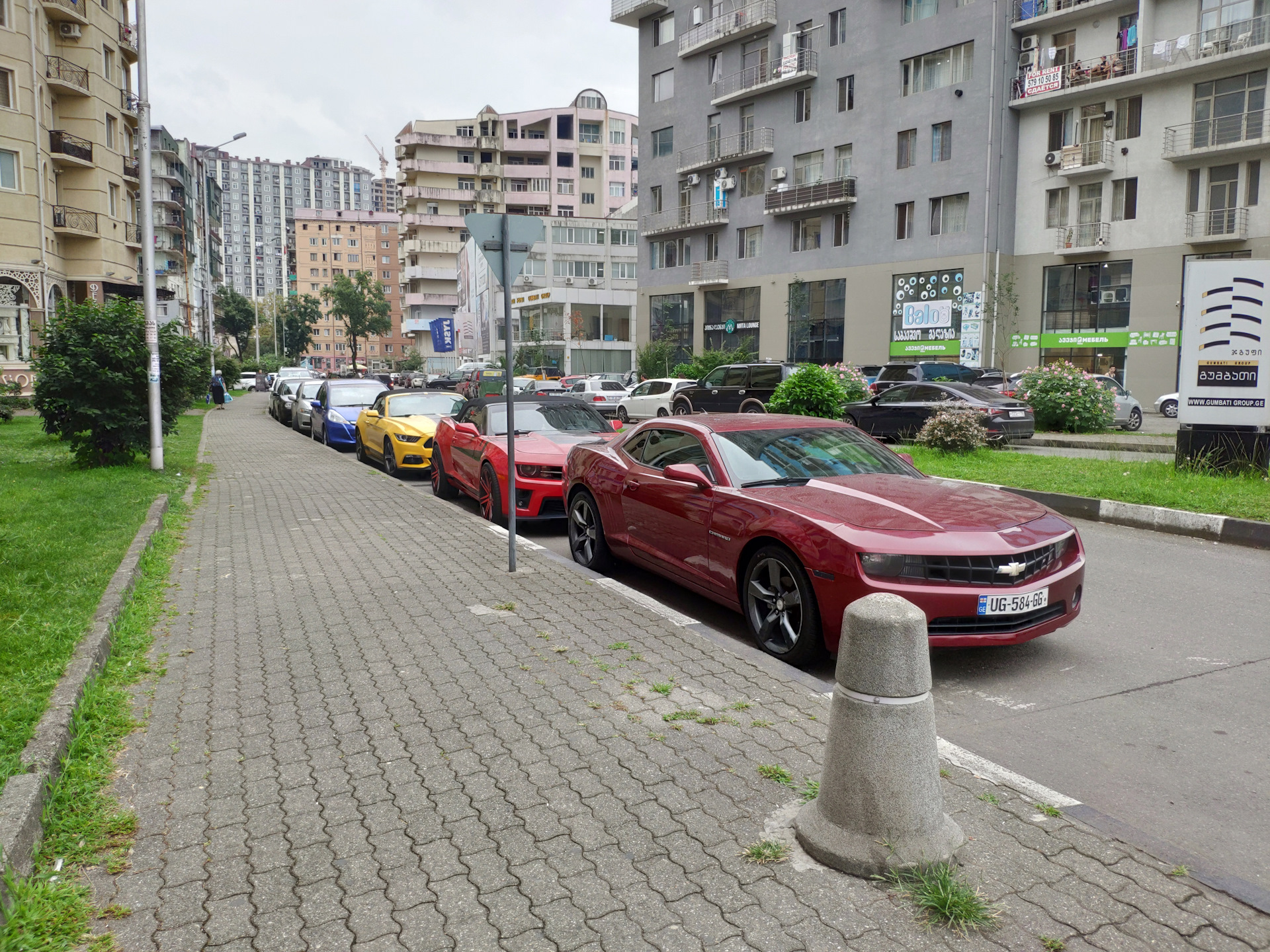 Авто из грузии. Грузинские автомобили. Батуми на машине. Автомобили в Грузии. Грузия автомобили на улице.