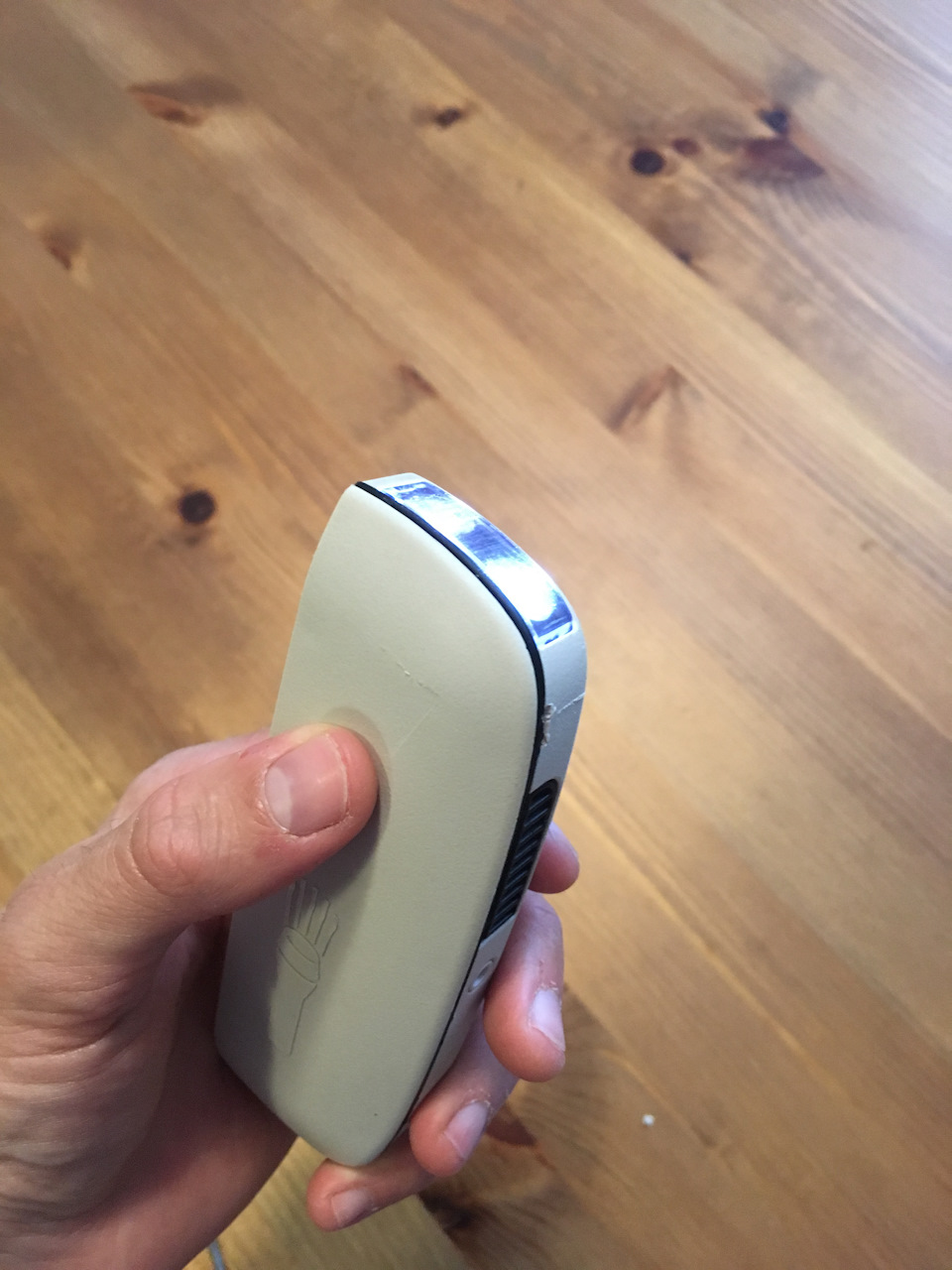 3. Замена батарейки в фонарике багажника — Dodge Journey, 2 л., 2009 ...