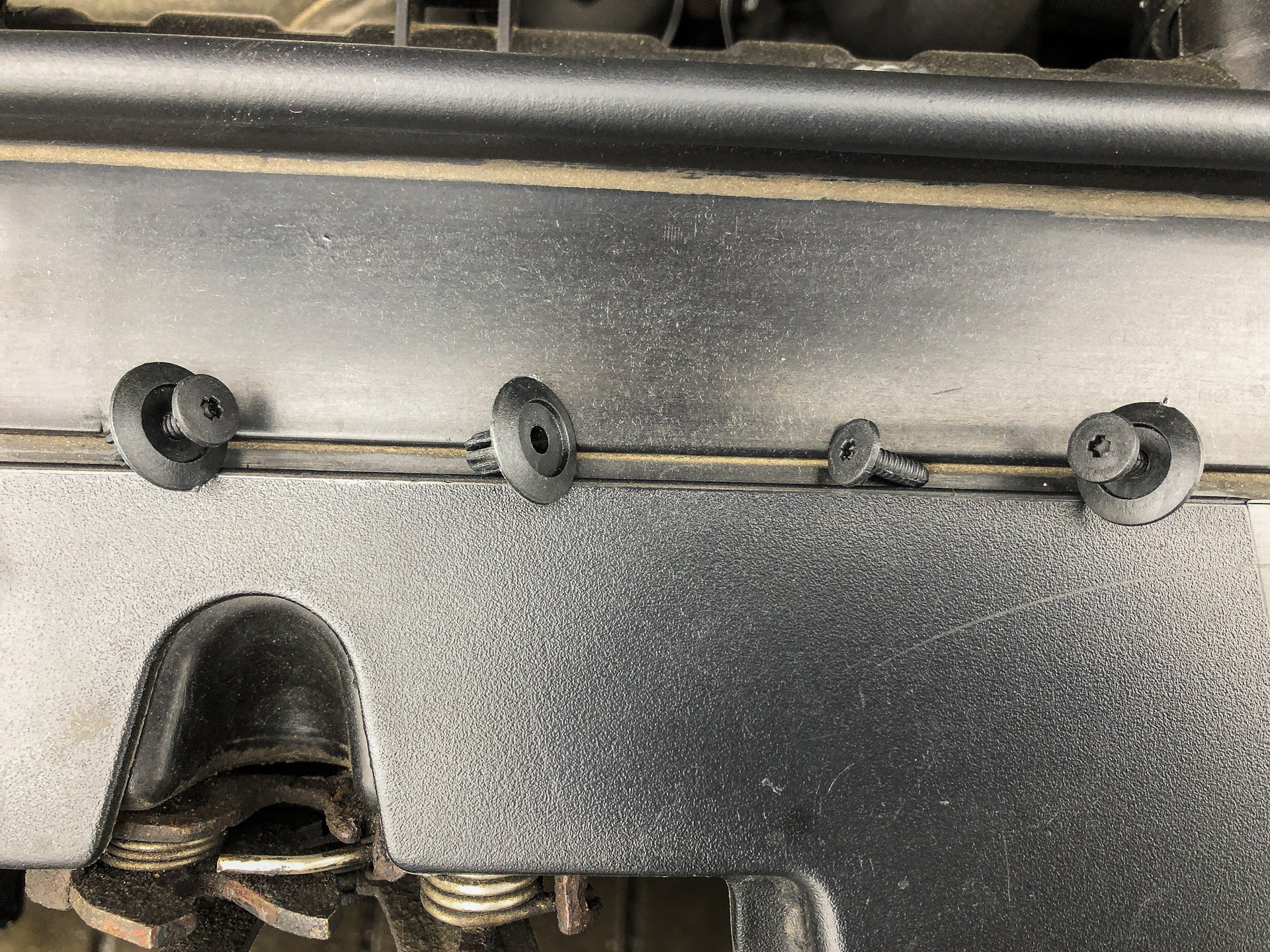 Так как родной аккумулятор у меня на дастере сдох. Нужно было на чем то ...