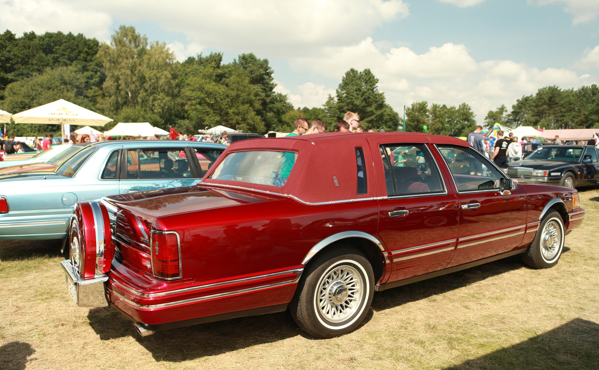 Lincoln continental 3.8 at 1992. Линкольн Континенталь 1988. Lincoln Continental 1988. Линкольн Континенталь 1988 зад. Линкольн Континенталь 1988 года красный.