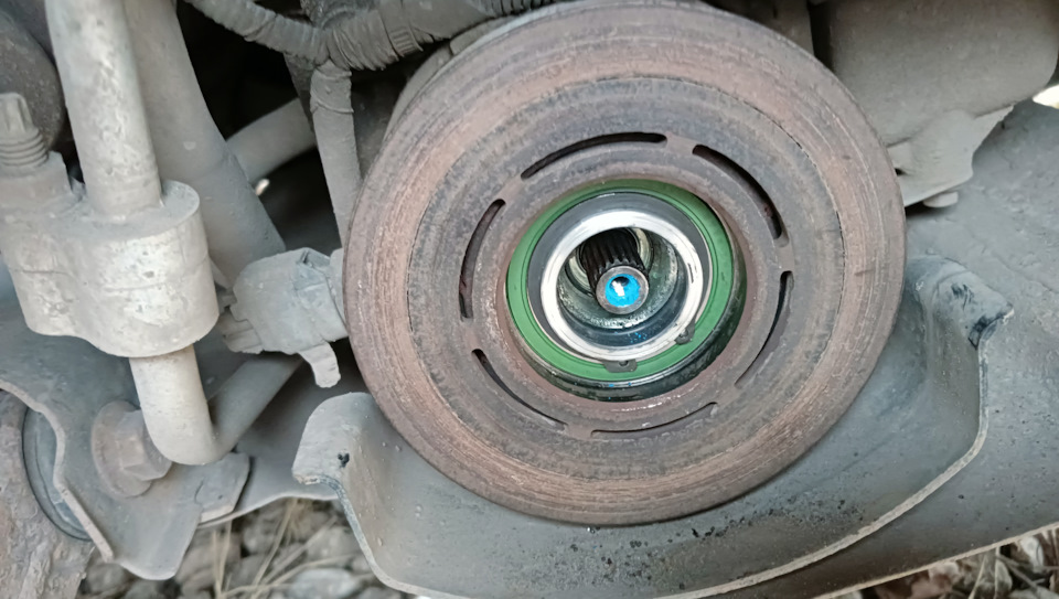 С помощью подходящей головки(не помню на сколько) забиваем на место новый подшипник. Завальцовываем и ставим шкиф на место. — Ford Focus Sedan II