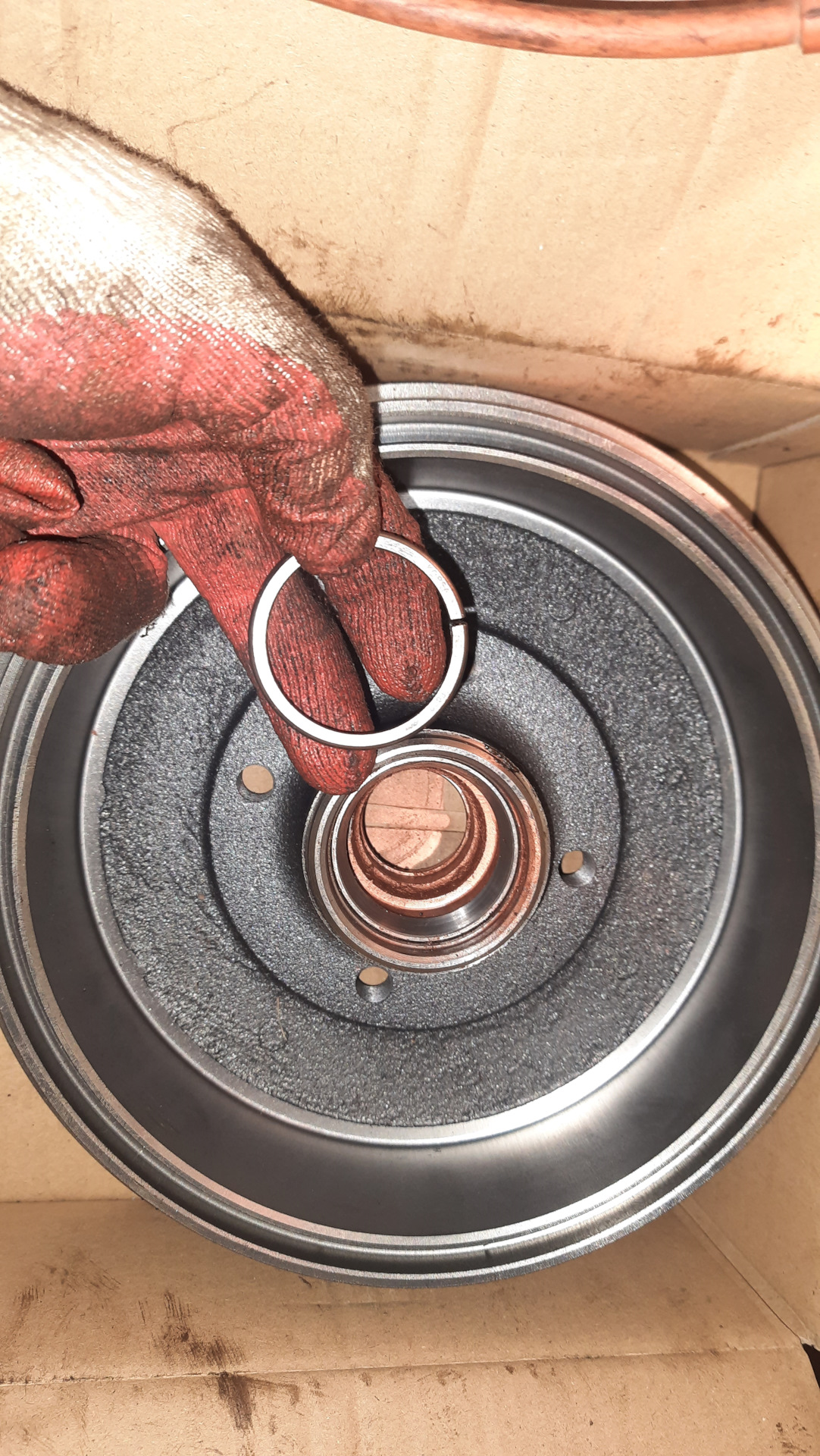 замена задних тормозных барабанов и регулировка затяжки ступичного ...