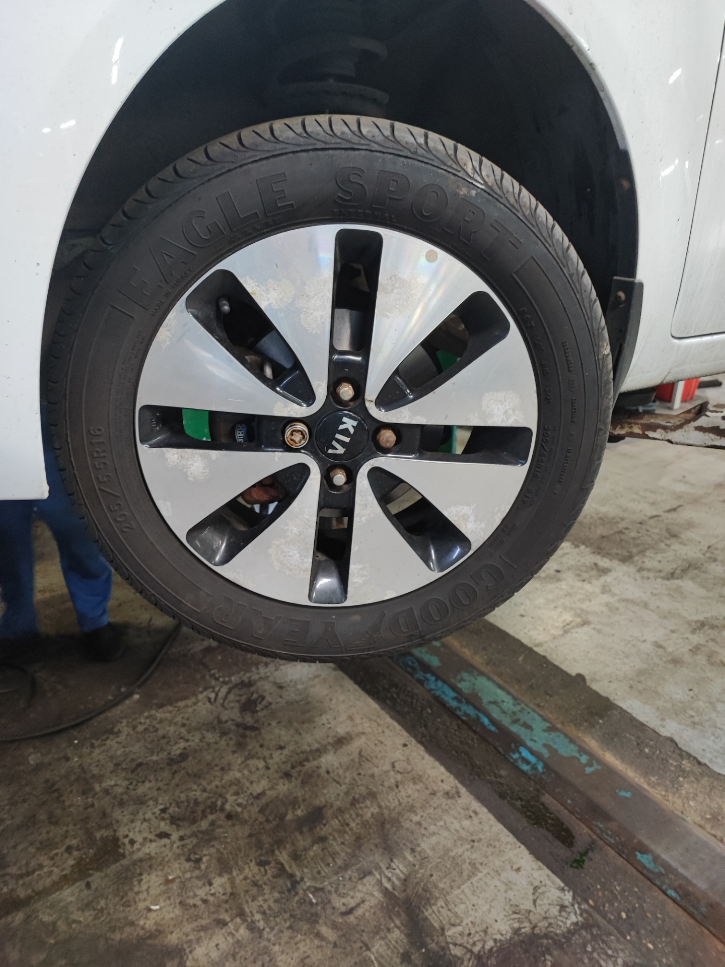 Замена передних дисков и колодок — KIA Rio (3G), 1,6 л, 2012 года ...