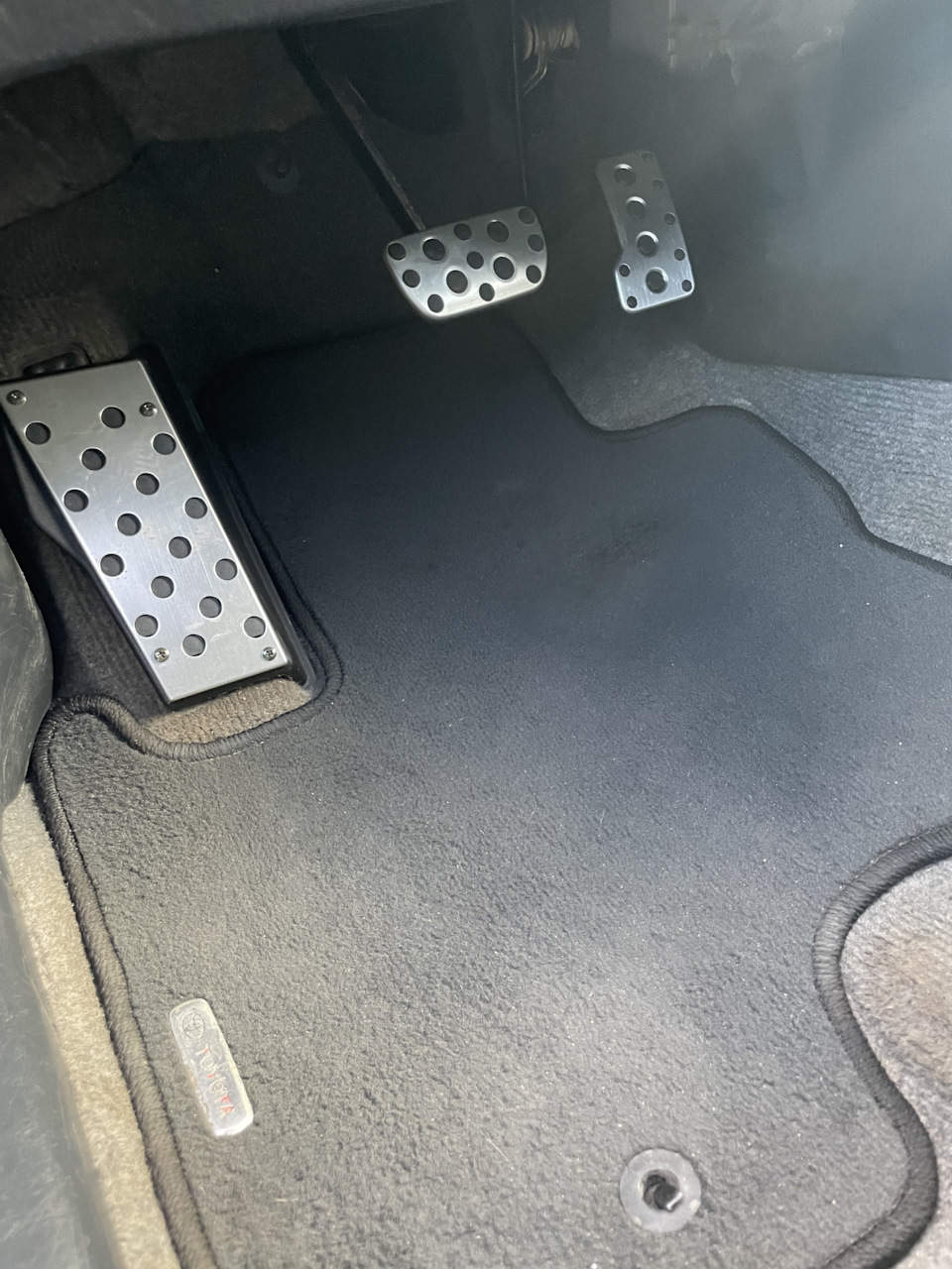 Накладки на педали — Toyota RAV4 (II), 2 л, 2004 года | стайлинг | DRIVE2