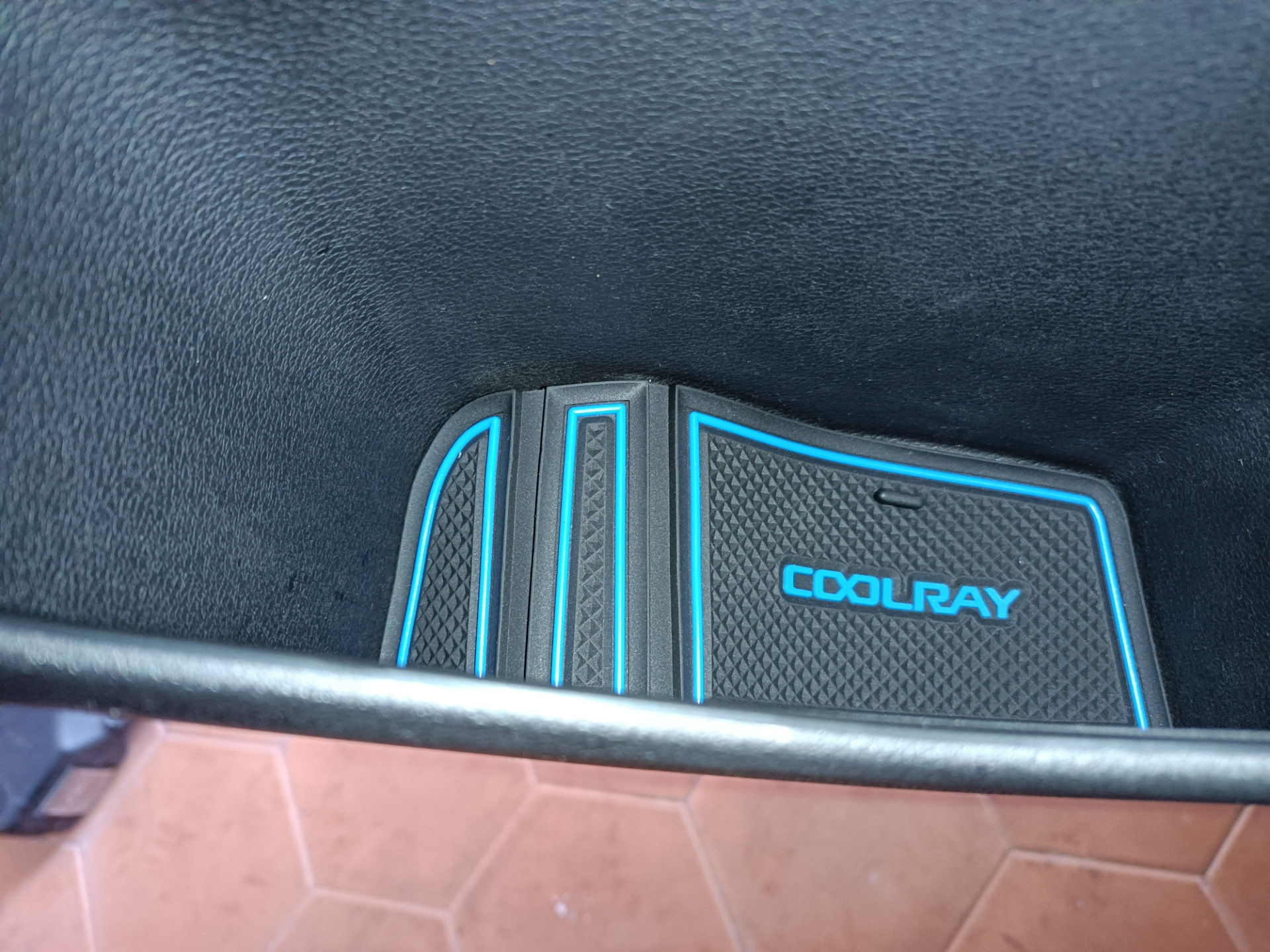 Geely coolray багажник. Geely Coolray подлокотник. Eva коврики в Geely Coolray. Крючок в багажник Geely Coolray.