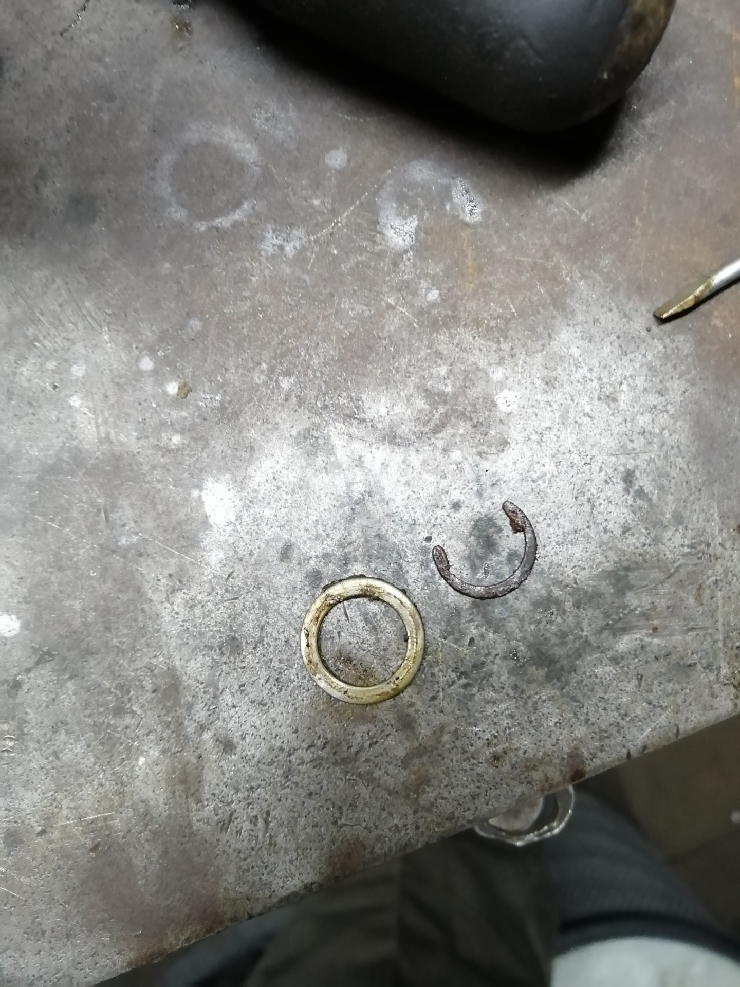 Стопорное кольцо для трапеции ваз 2105. Стопорное кольцо ручки акпп pathfinder. Стопорное кольцо трапеции стеклоочистителя vag. Стопорное кольцо дворников. Стопорное кольцо стеклоочистителя ваз 2110.