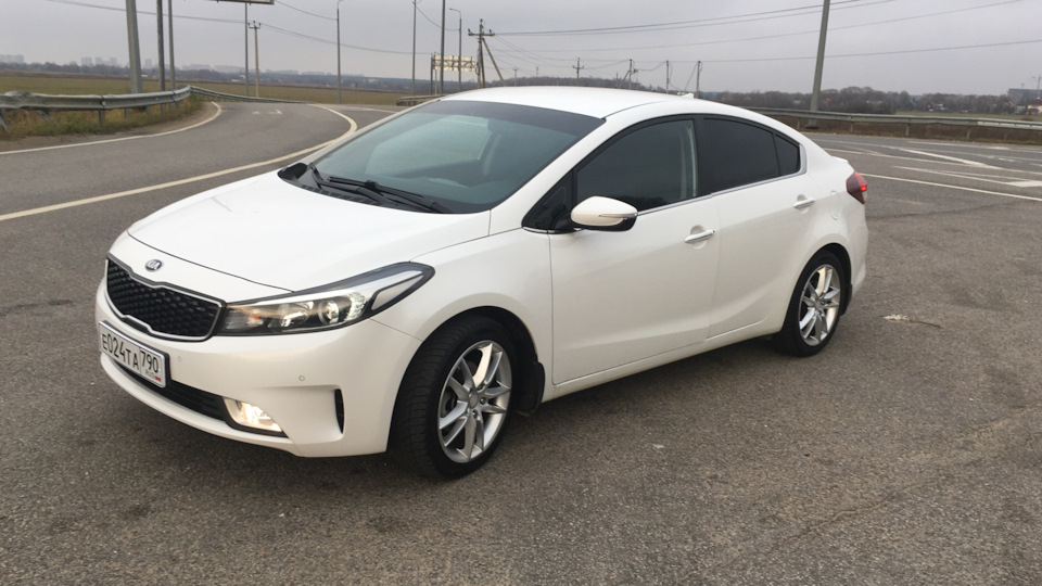 Купить б/у Kia Cerato III 2.0 AT (150 л.с.) бензин автомат в Туле: белый Киа Цер