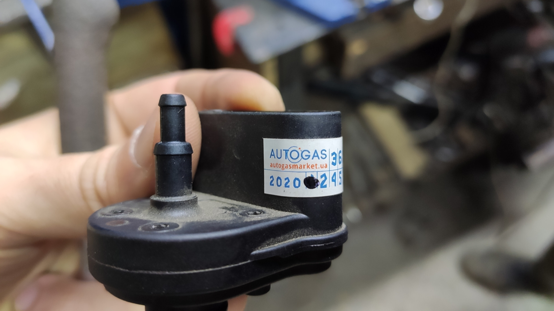 Мап сенсор брс. Мап датчик на тойоту авенс. Замена мап сенсора. Мап сенсор тойота. Замена мап сенсора.