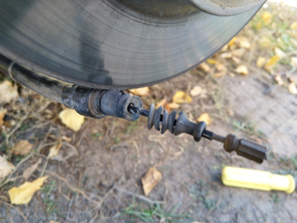 Пыльник троса ручника — Volkswagen Caddy (3G), 2 л, 2013 года | поломка ...