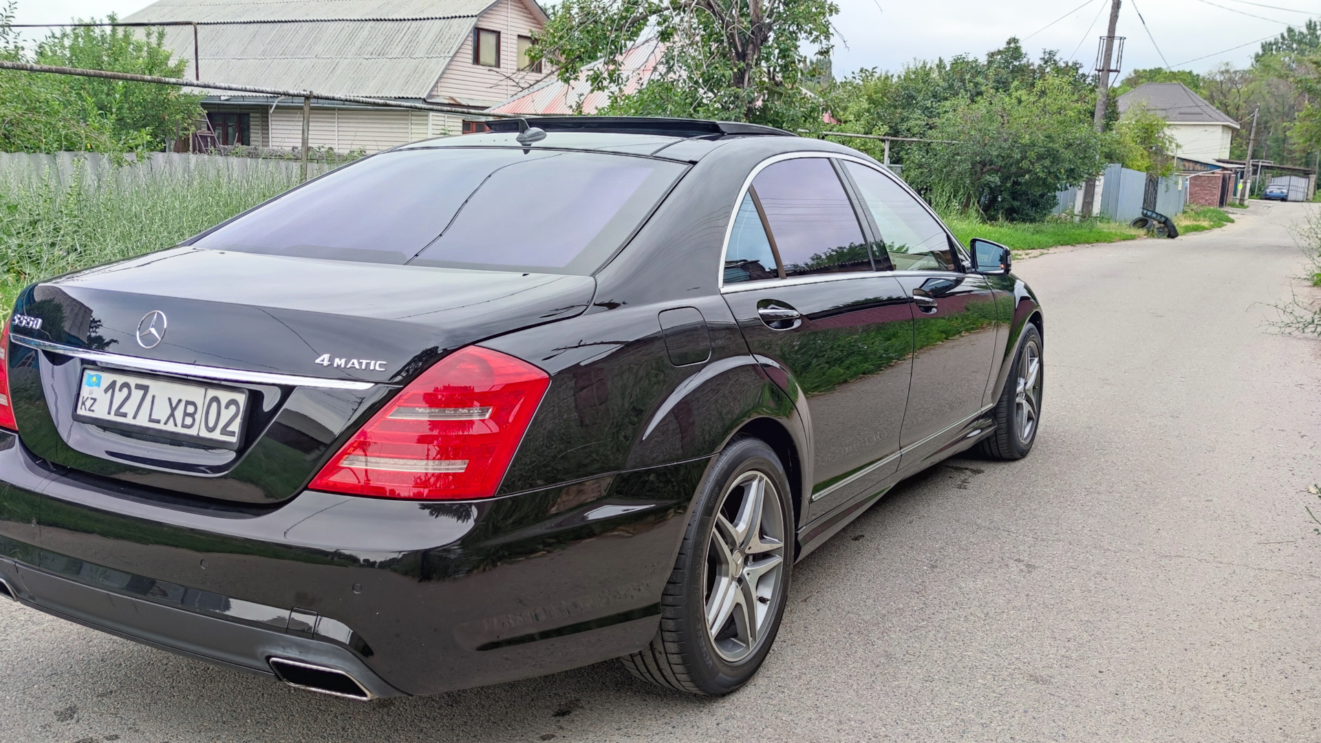 Черный Мерседес Бенц s550