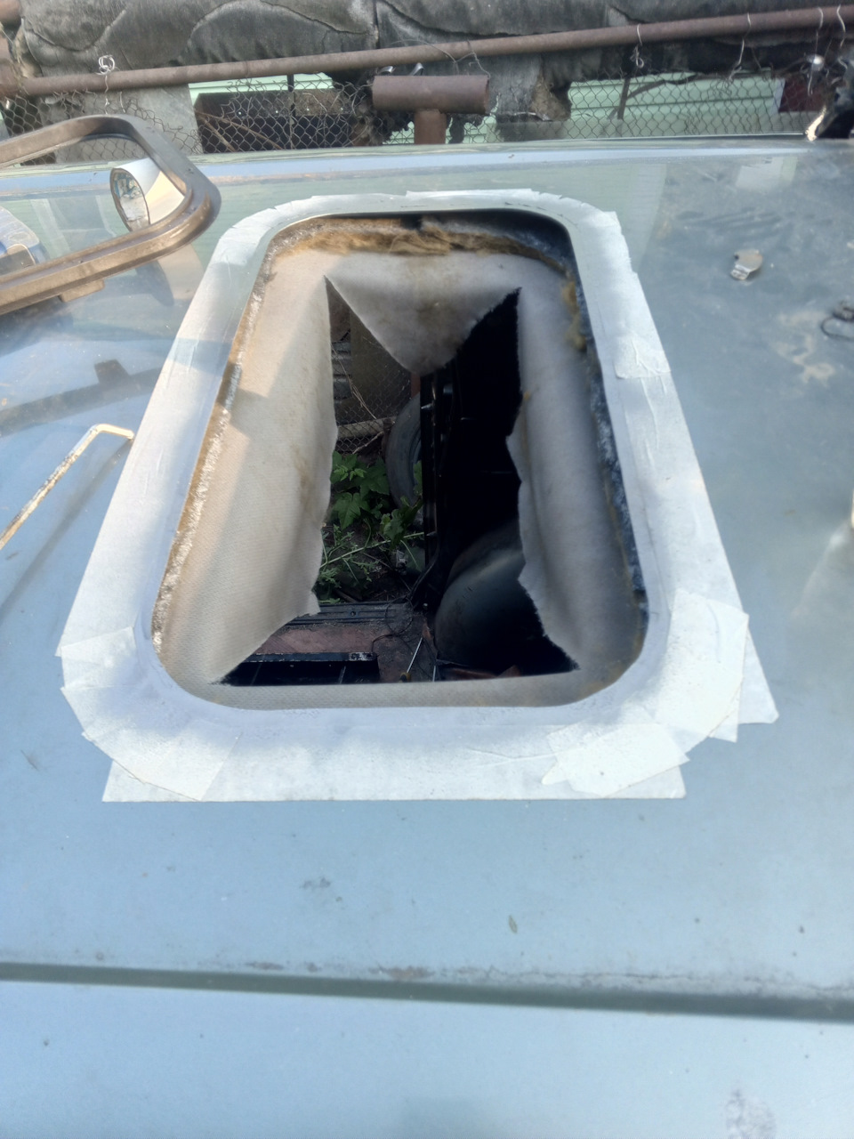 Удалил стекловату и прорезал потолок, предварительно прикрутив ручки в салоне. — Lada 2120 Надежда