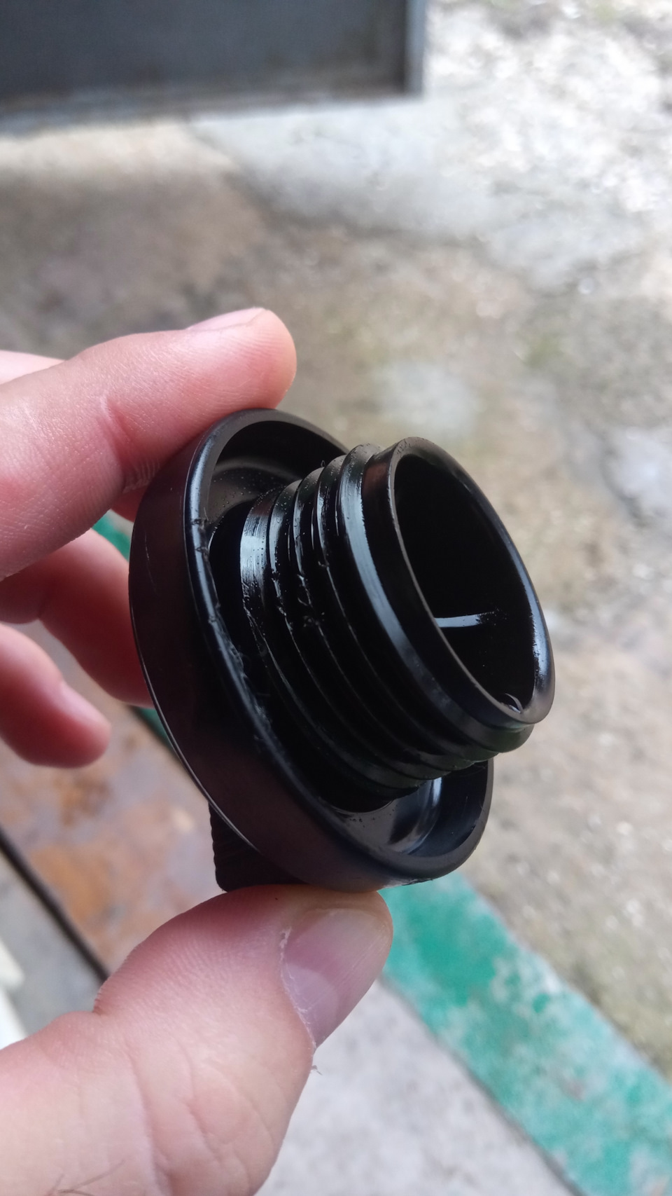 Опель астра j 1. Пробка маслозаливной горловины ямз 236 артикул. Крышка маслозаливной 601. Прокручивается крышка маслозаливной горловины. Opel astra j 2011 крышка маслозаливной.