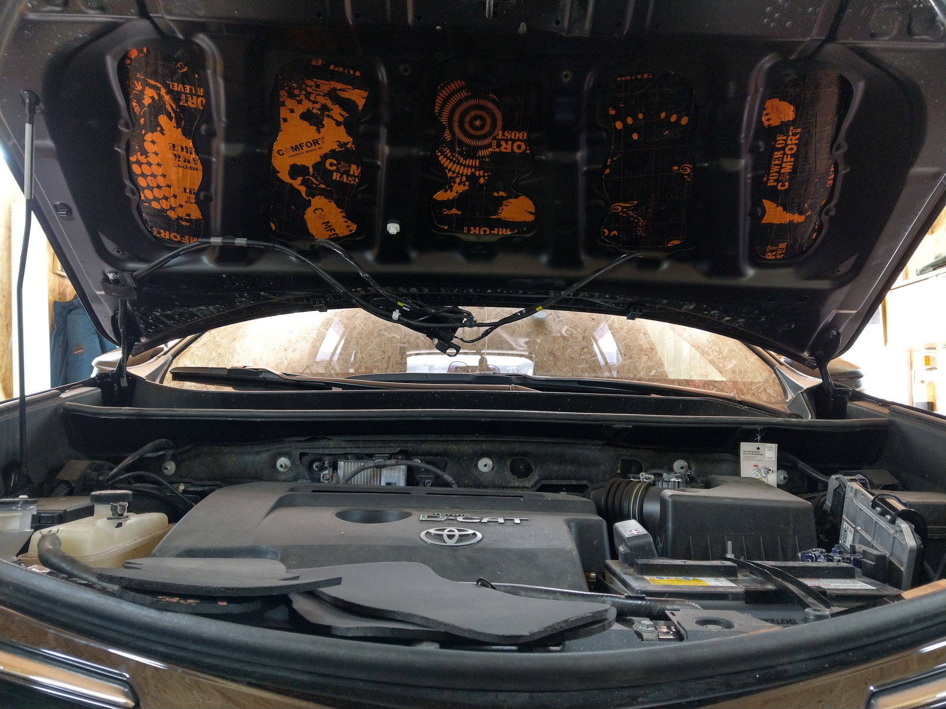 Открыть капот рав. Шумоизоляция капота для Toyota RAV 4. Шумоизоляция капота рав4 ха30. Шумоизоляция капота рав 4. Шумоизоляция капота рав 4 2015 года.