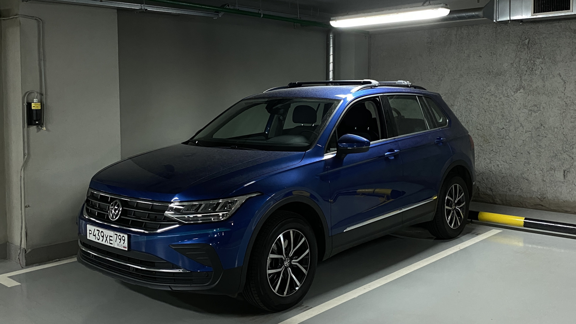 Volkswagen Tiguan синий 180 такси. Фольксваген Тигуан синий битый. Фольксваген Тигуан респект плюс 2021 фото. Фольксваген Тигуан синий ДТП.