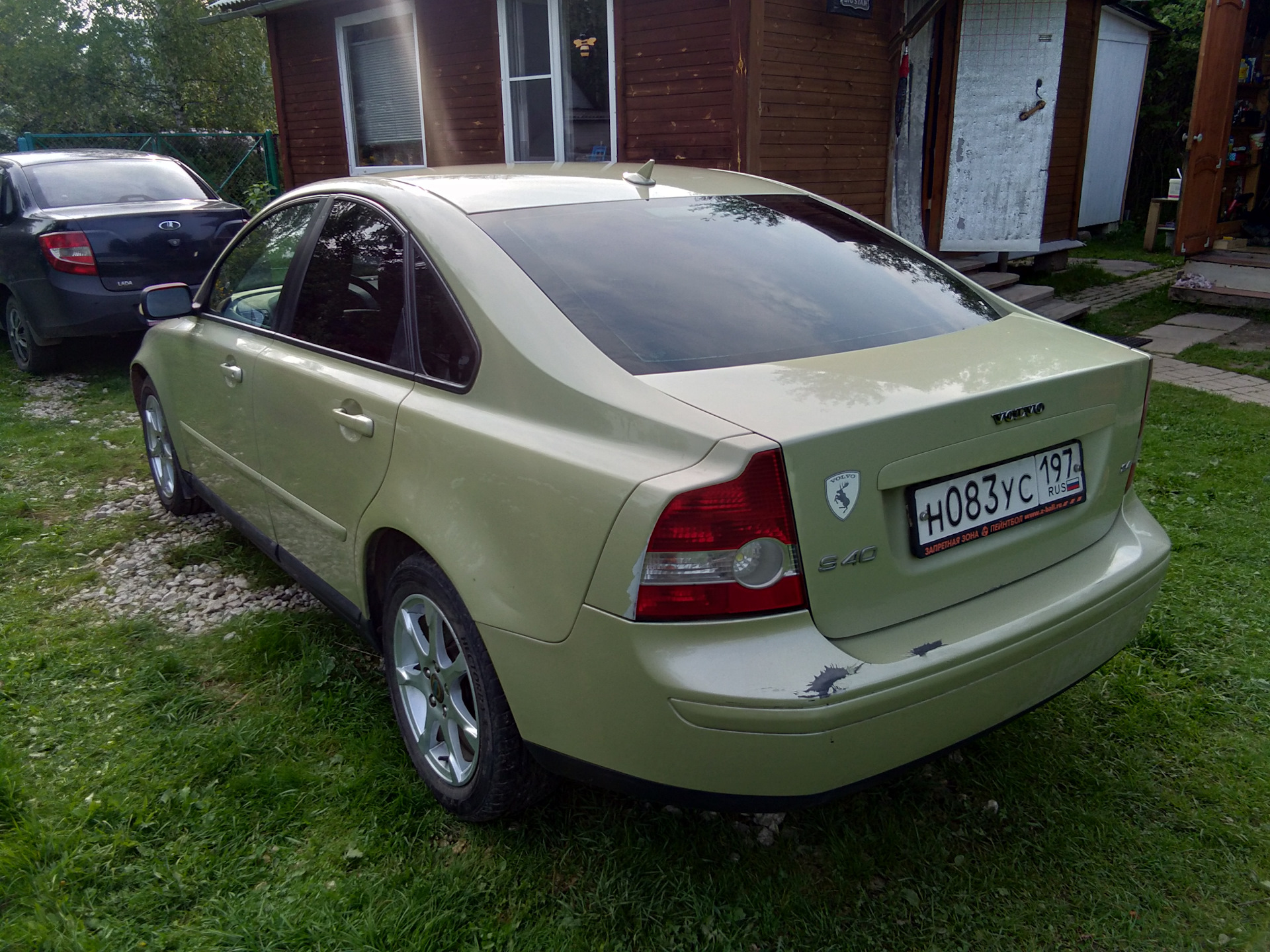 Крашен 2. Volvo s40 зеленая. Volvo s40 II тюнинг. Volvo s40 2 тюнинг. Тюнинг Вольво s40 2 золотой.