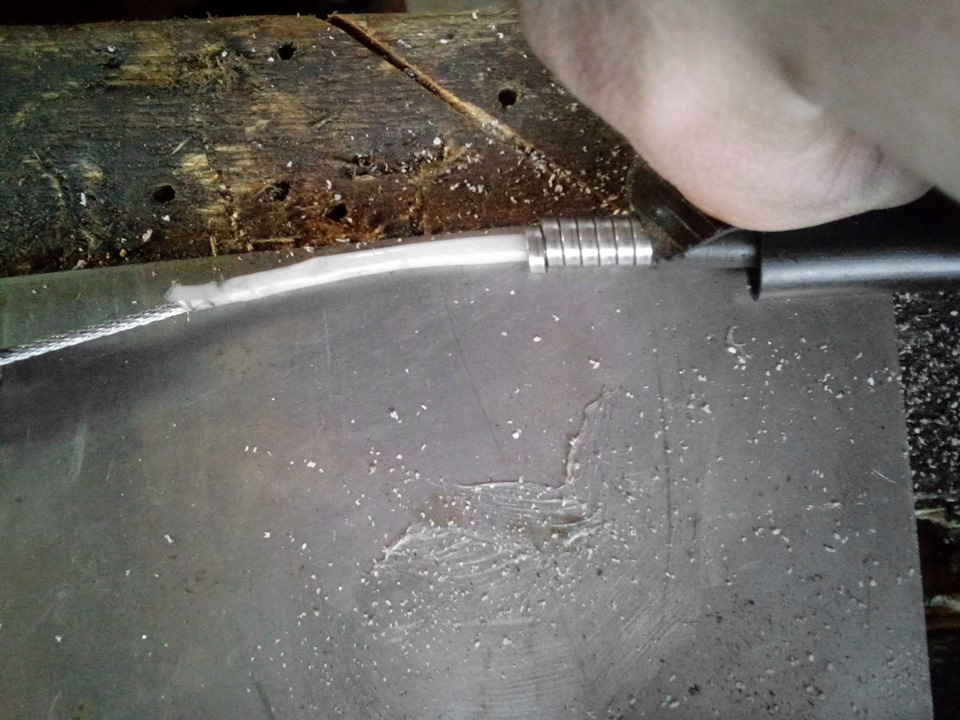 Обрезал внутреннюю пластиковую трубочку, канцелярским ножом — Lada 2120 Надежда