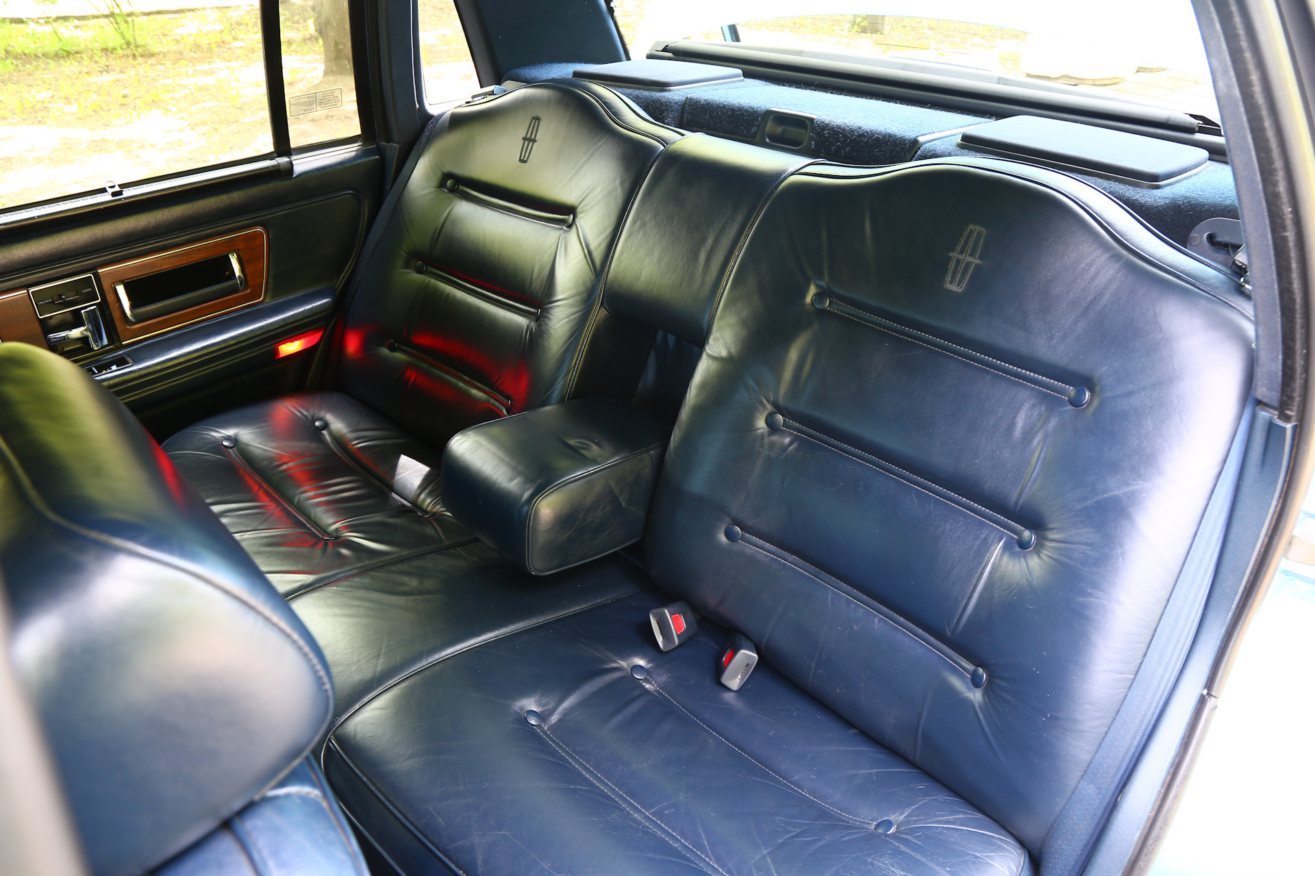 Lincoln continental 3.8 at 1992. Линкольн Континенталь 1988 салон. Lincoln Continental 1988 салон. Сиденья Линкольн Континенталь 1988. ГАЗ 31105 Волга салон Линкольн Таун кар.
