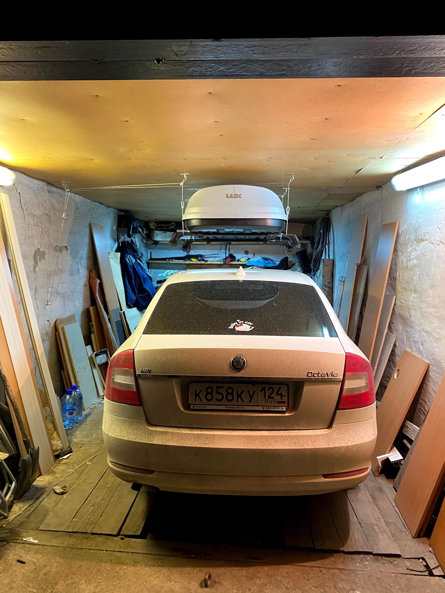 Крепление бокса на потолок гаража — Skoda Octavia A5 Mk2, 1,6 л, 2013 ...