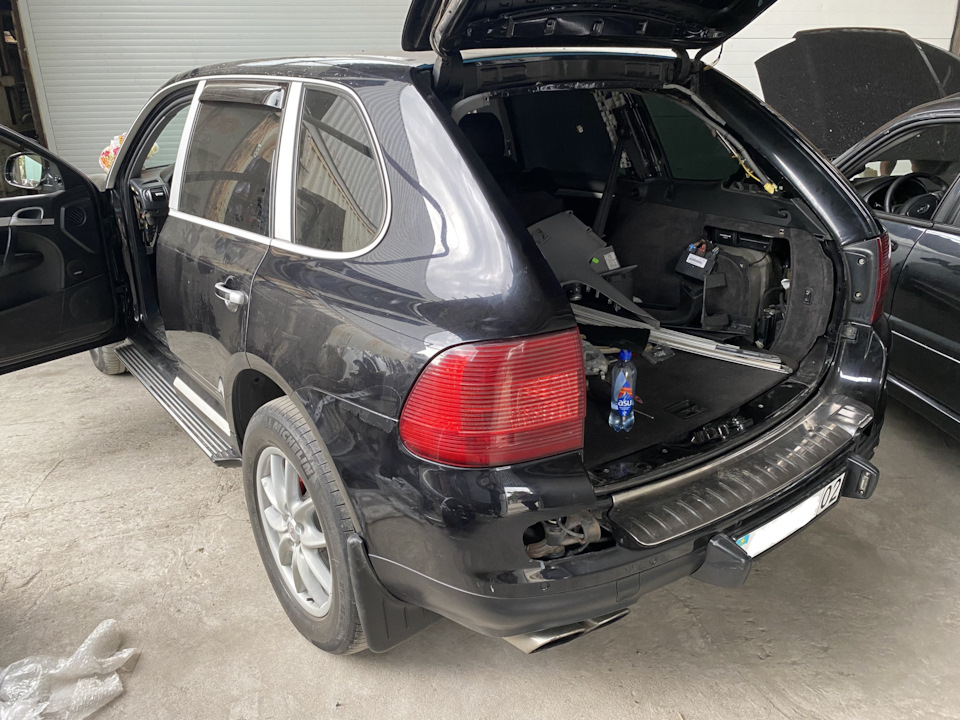 Porsche cayenne 2009. Открывает двери порше. Как открыть порше кайен. Как открыть порше кайен. Ключ порше 2021.