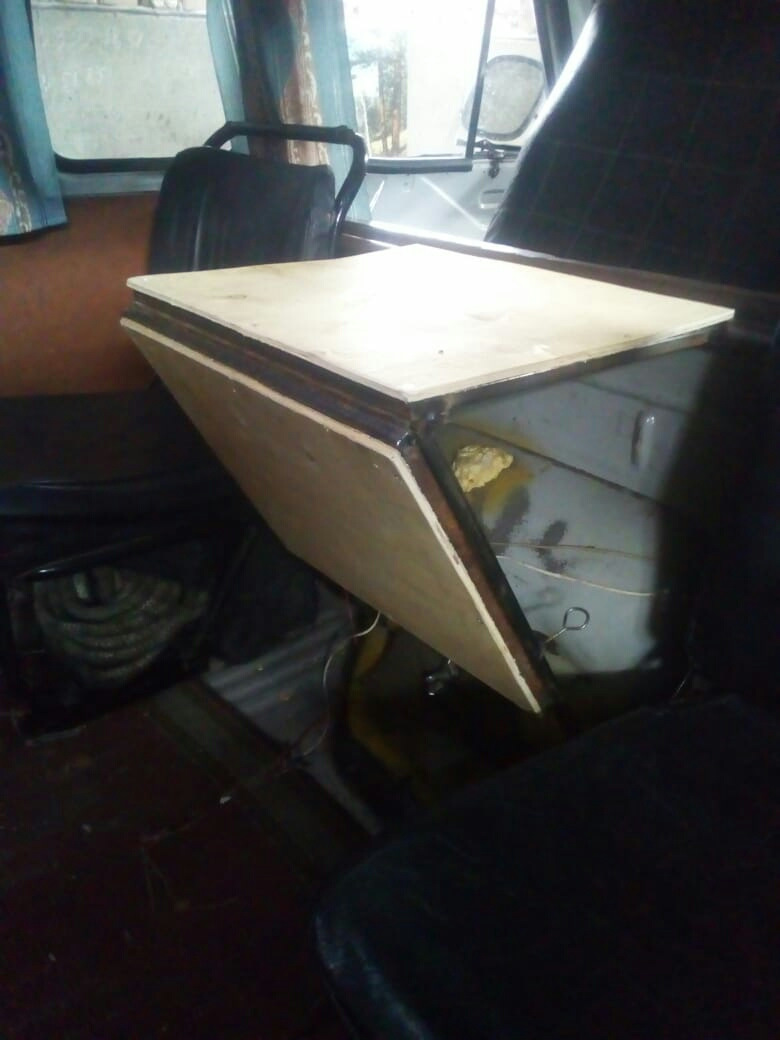 Уаз столиком. Столик УАЗ 452 салонный. Столик для УАЗ буханки складной. Складной стол в УАЗ Буханка. Столик в УАЗ фермер.