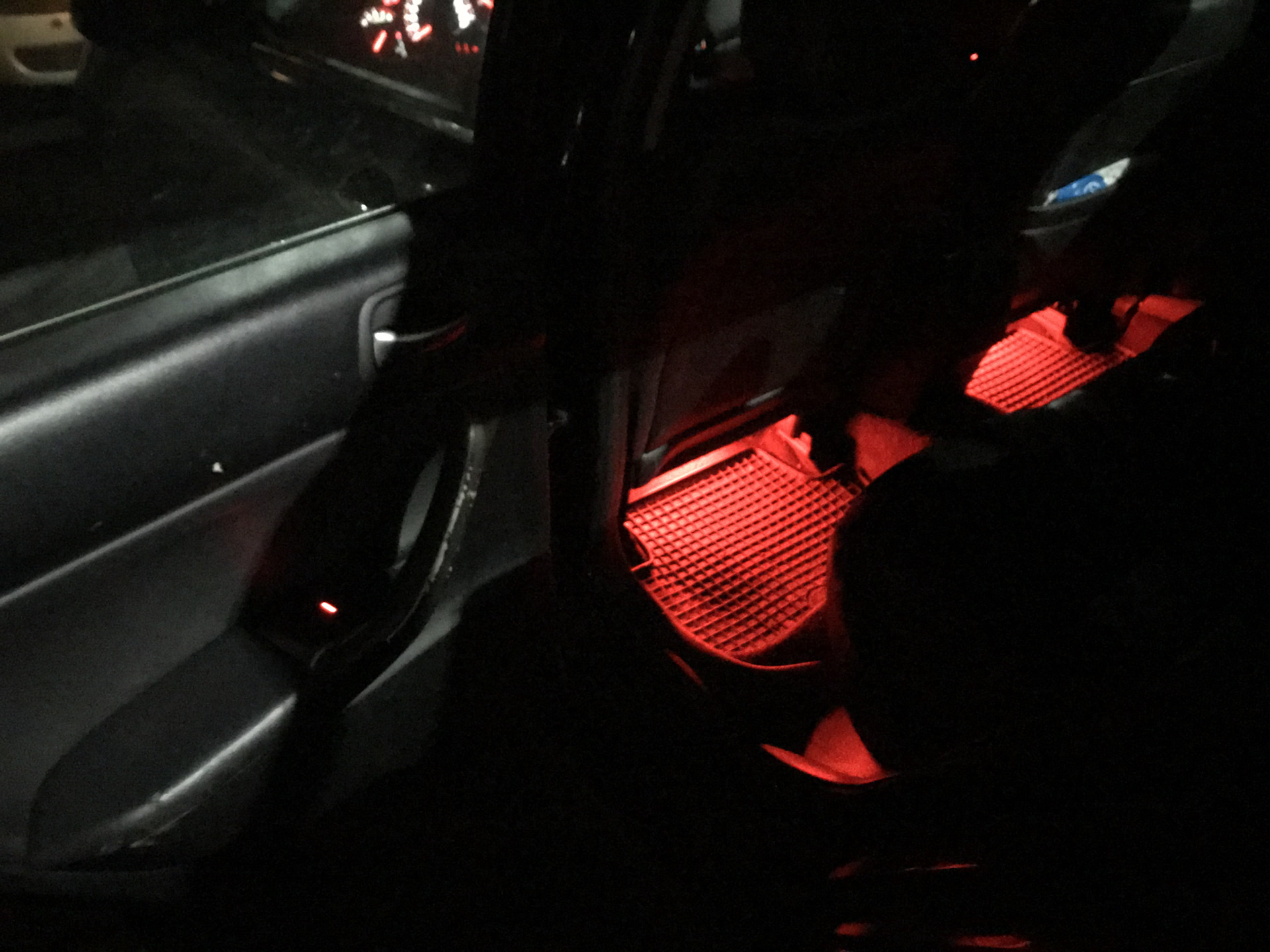 Подсветка мазда сх5. Подсветка ног авто Mazda CX 5. Подсветка ног Соната dn8. Подсветка ног Мерседес w203. Подсветка дверей CRV 2002.