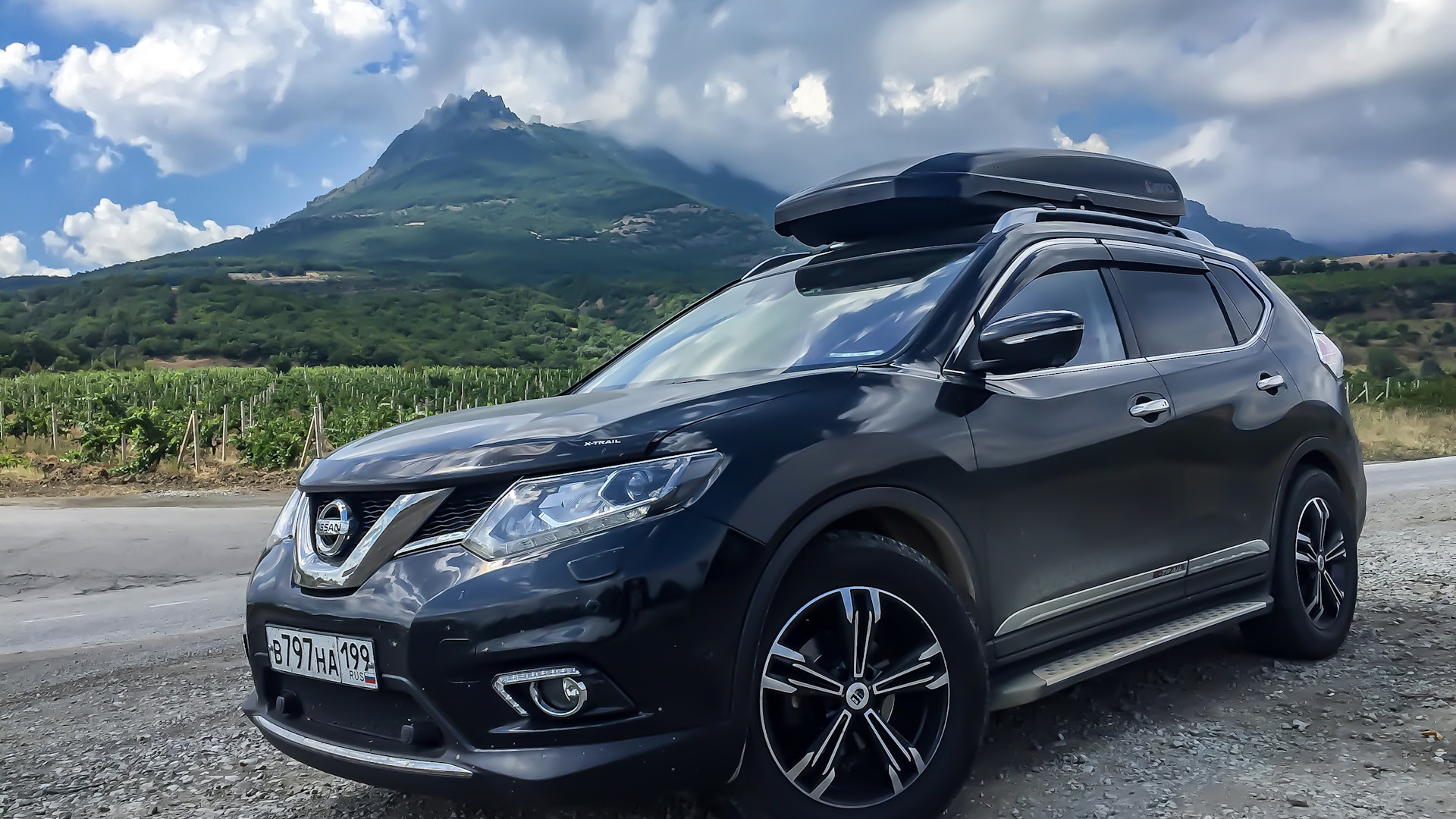 Ниссан икстрейл т32 парктроник. Nissan x-Trail черный. X-Trail t32 черный. Nissan x Trail t32 r19. Nissan x-Trail 2020 черный.