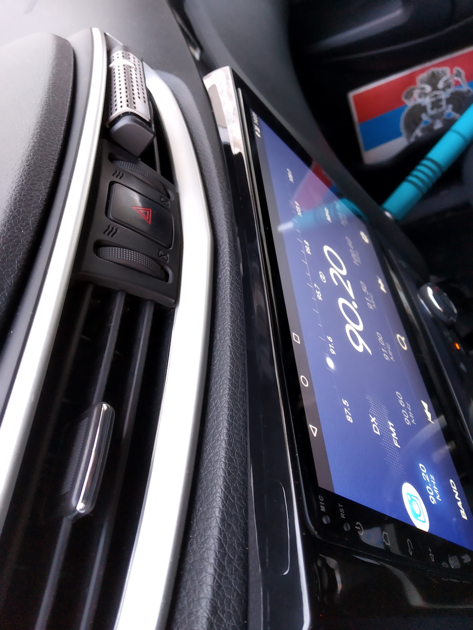 Вот нюанс все выкладывают фото, но никто не говорит что экран торчит, и когда едешь на эту полку можно ставить кофе, телефон положить, пыль коллекционировать. — Nissan X-Trail III (t32)