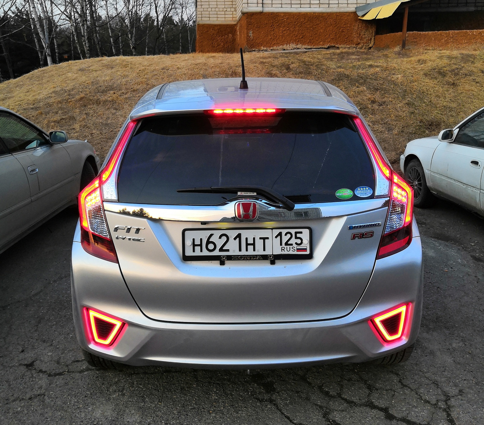 Лет задним. Катафоты Honda Fit GK. Honda Fit 2014 Rear Bumper Tuning. Фит 2013 гибрид задняя катафота. Стопы диодные + динамический поворотник Honda Fit 2013 (красные)+.