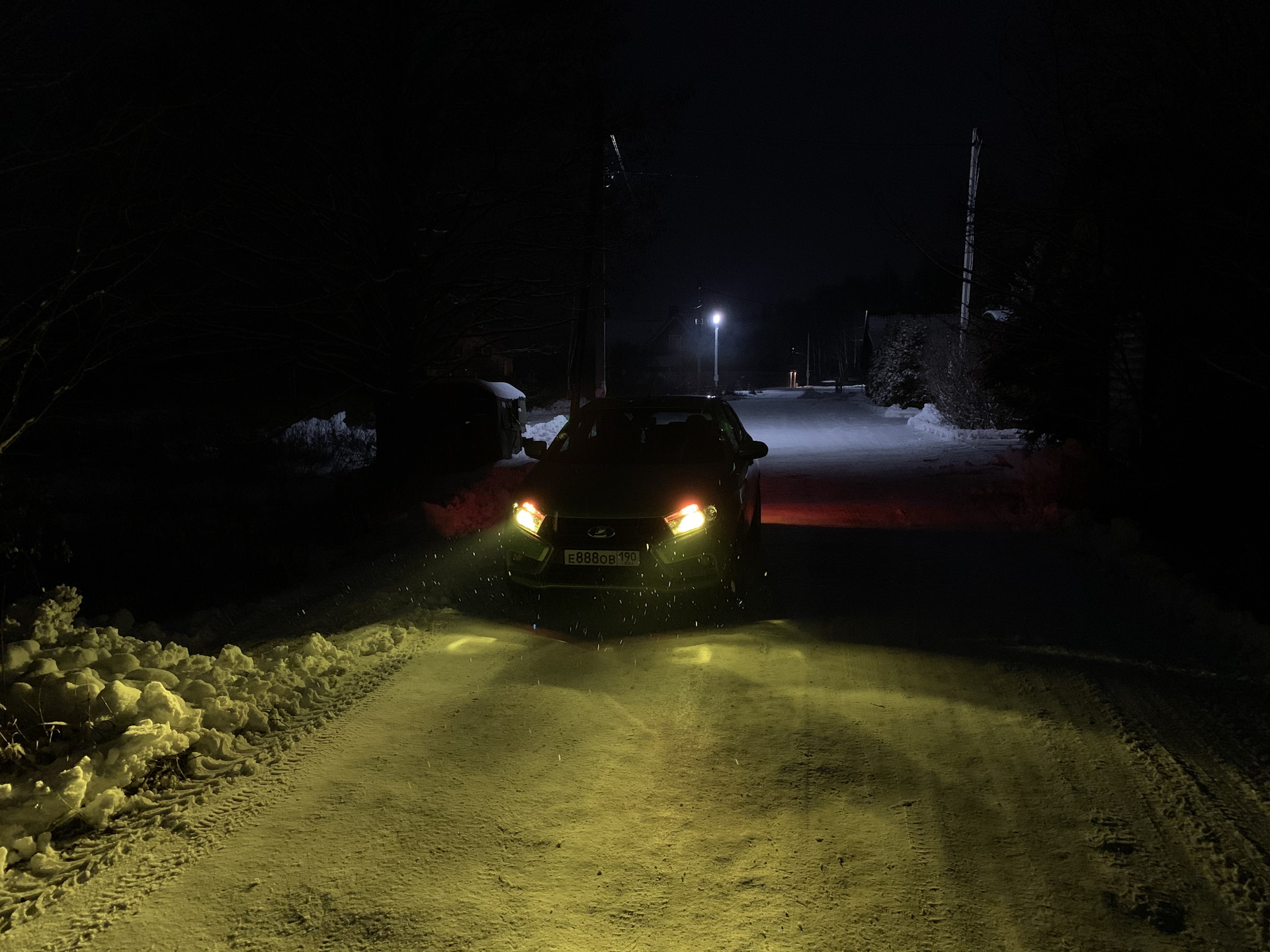 Led лампы h1 3000к жёлтые. Hyundai accent желтые фары. Желтый ксенон 3000к. Желтый цвет фар. Жёлтый свет фар автомобиля.