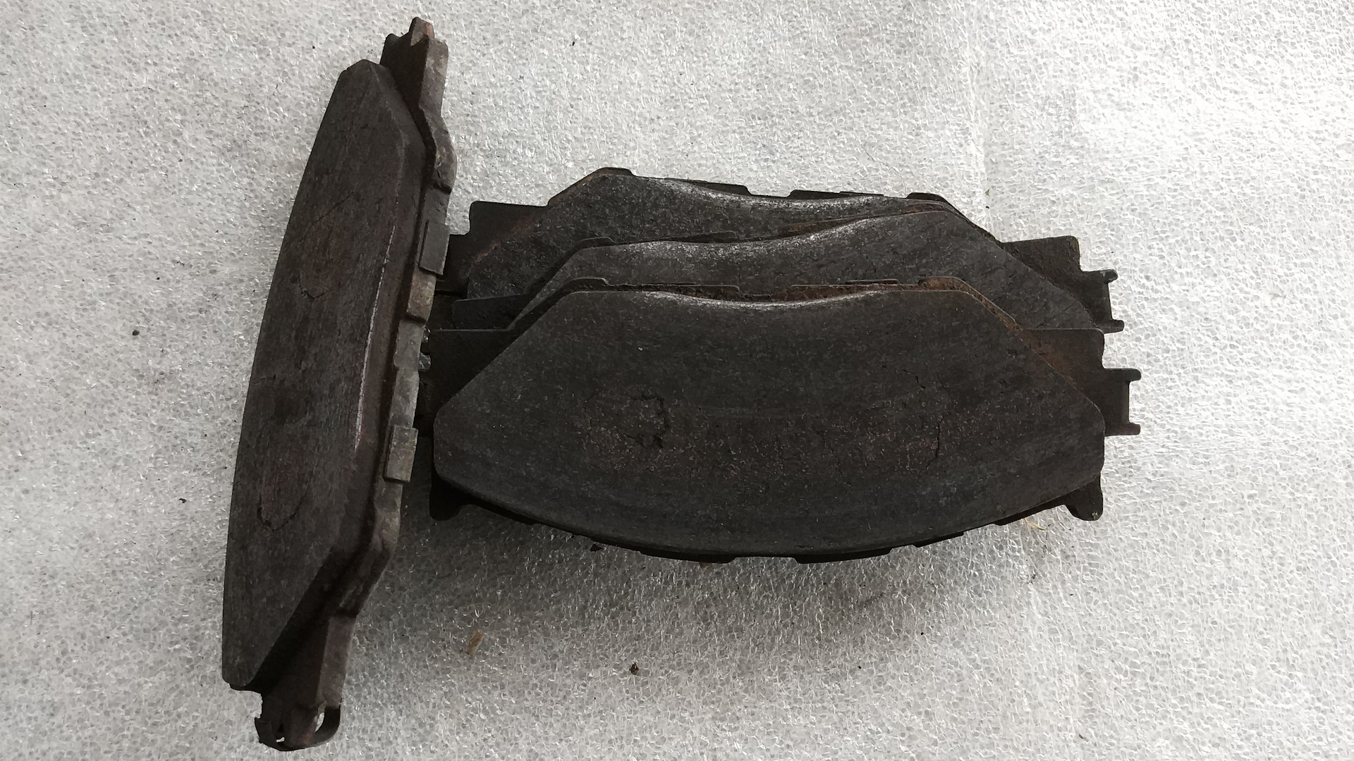 колодки на лексус рх 300 тормозные. Advics 64127.