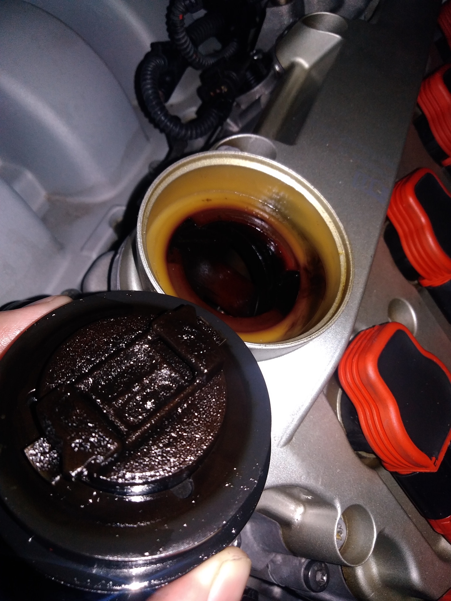 Почему без масла. Туарег 2014 сопливит крышка масла. Моторное масло двигатель. Черное масло в двигателе. Темное моторное масло.