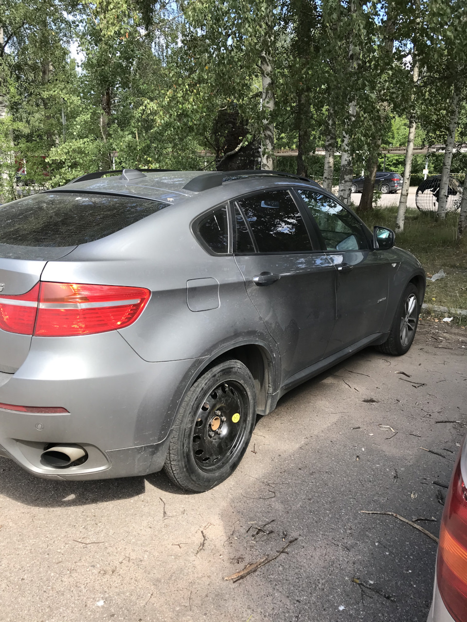 На трассе лопнуло колесо. Пришлось менять — BMW X6 (E71/E72), 3 л, 2010  года | шины | DRIVE2