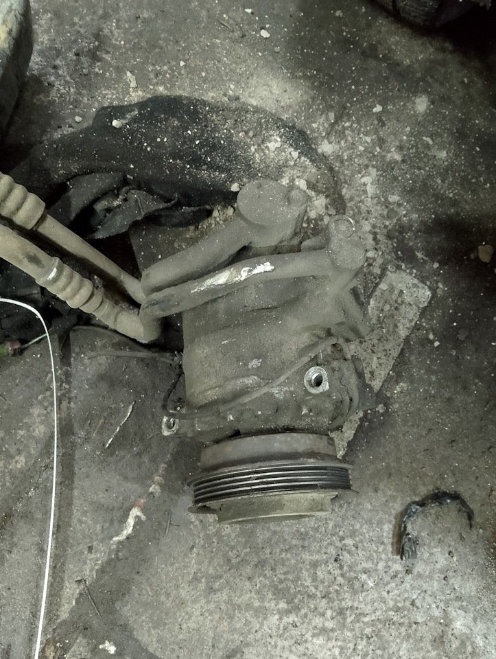 Компрессор кондиционера с трубками и датчиком на Volkswagen Passat B5 ...