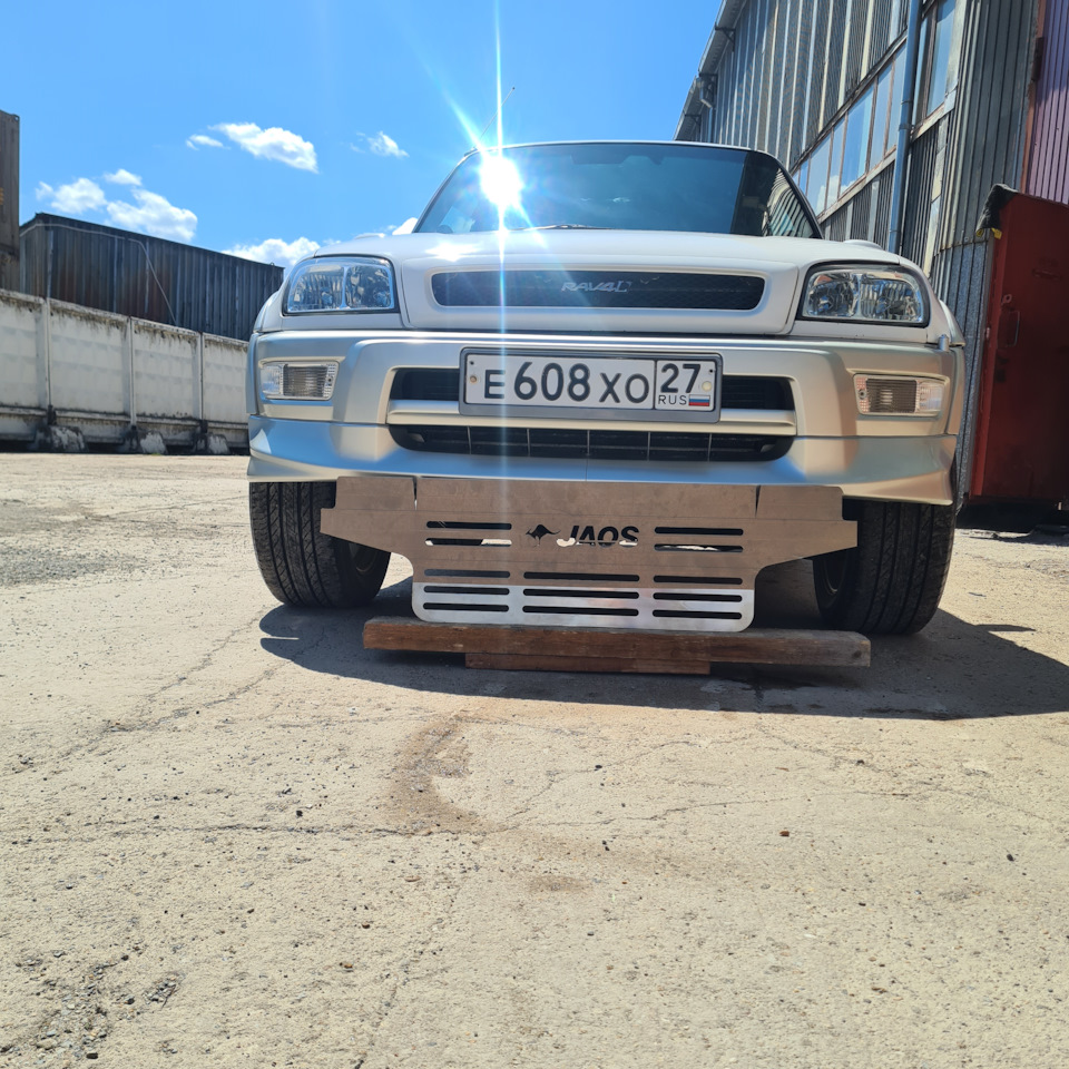 и соответственно передний — Toyota RAV4 (I)