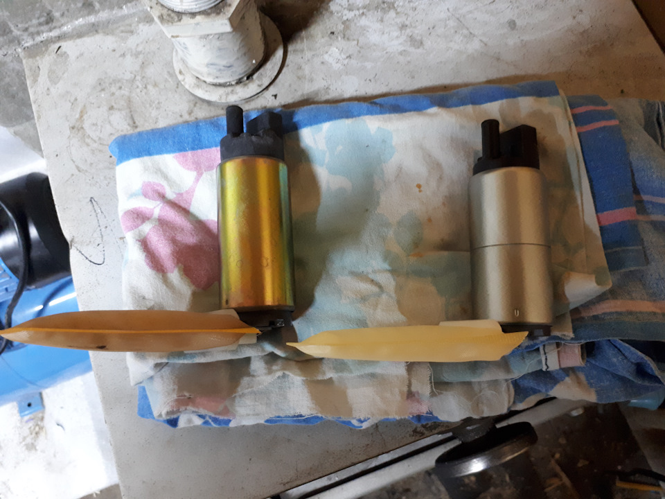 Старый насос- который слева, так и не нашёл никакой маркировки на нём. — Toyota Caldina (210)