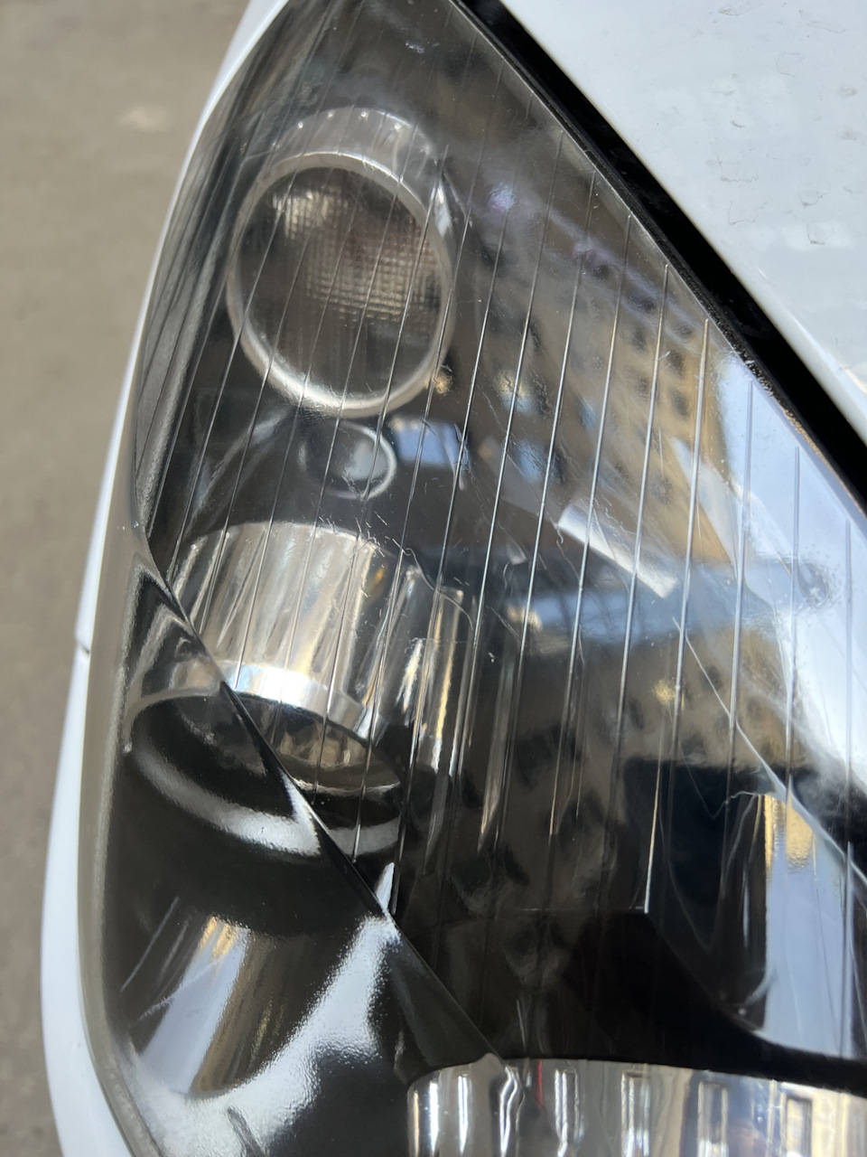 Немного трещин лака на левой фаре — Opel Astra H GTC