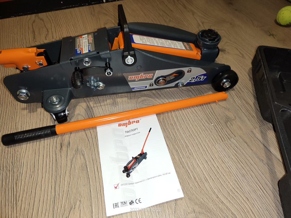 Тяжёлый, из толстого металла да и ещё система фиксатора. — Volkswagen Polo Sedan. Запчасти на фото: Goodyear Eagle GS-C