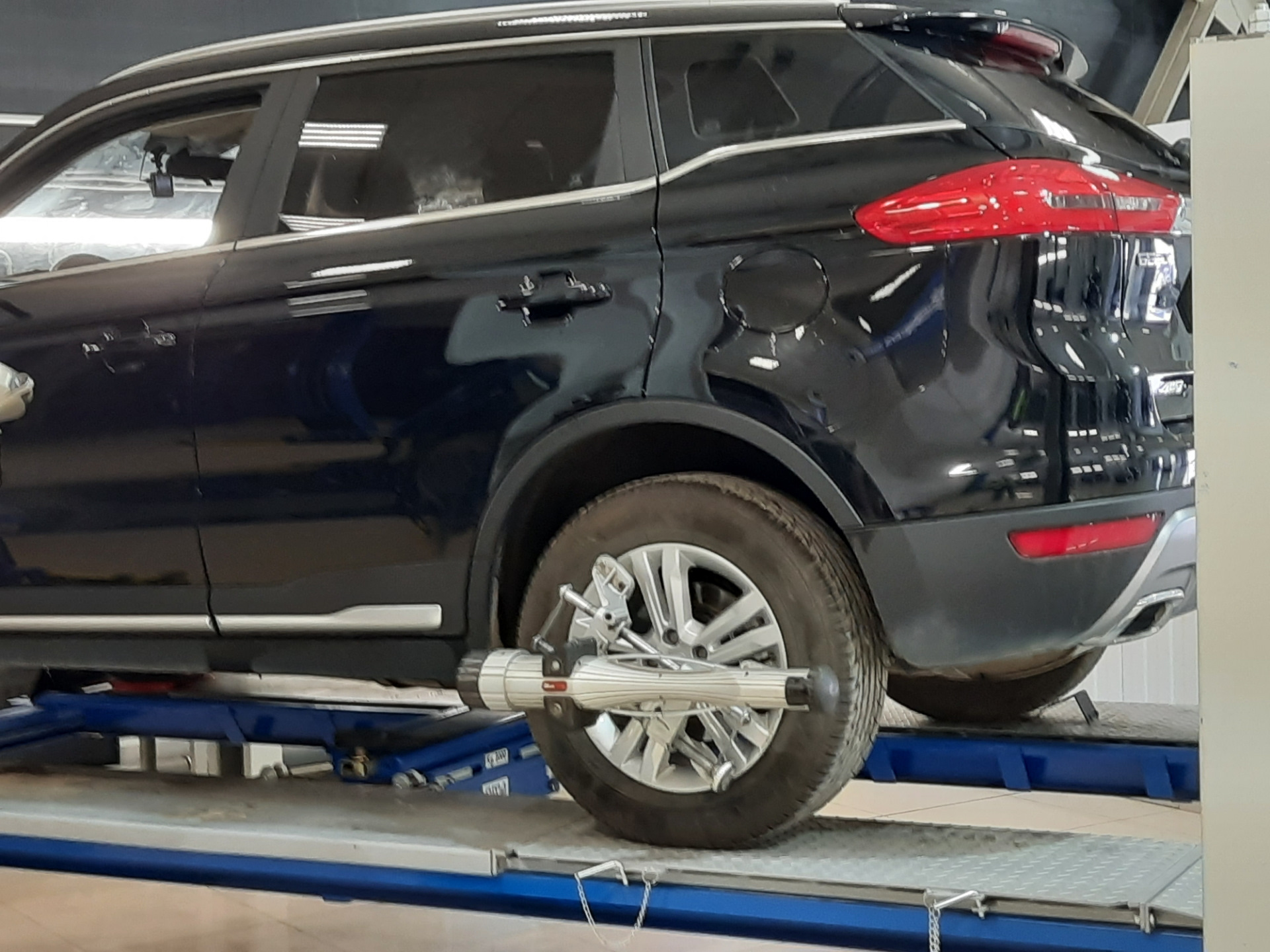 Домкрат джили атлас. Домкрат для Geely Atlas. Джили атлас с нерж отбойник. Джили атлас лифт подвески. Geely на подъемнике.